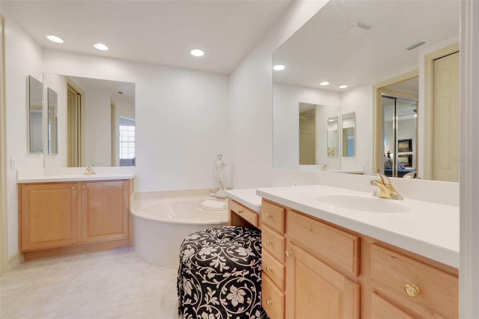 Double sink with makeup station. - 26206 AVENIDA LAS COLINAS #4A, HOWEY IN THE HILLS