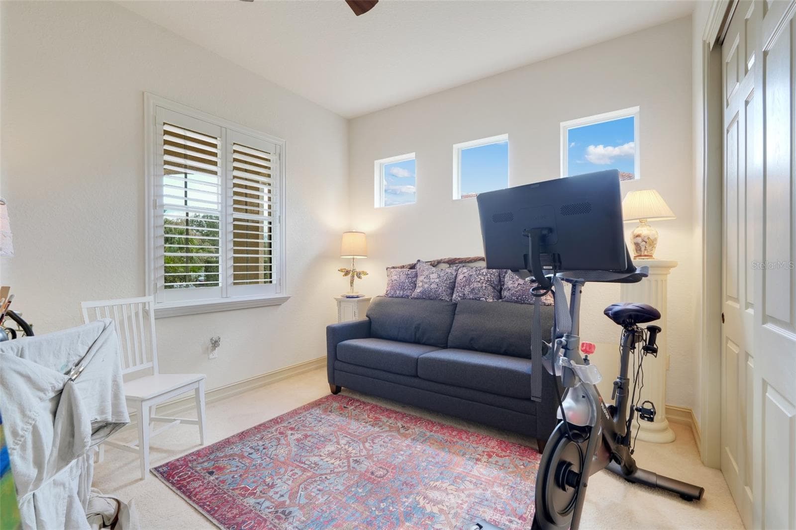 Guest bedroom with lots of light and closet space - 26206 AVENIDA LAS COLINAS #4A, HOWEY IN THE HILLS