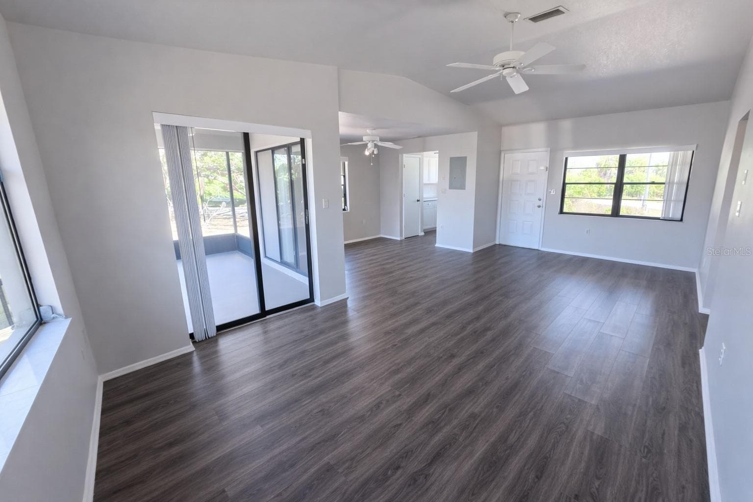 Unit B living and dining combo - 3211 RIVERSIDE DR, PUNTA GORDA