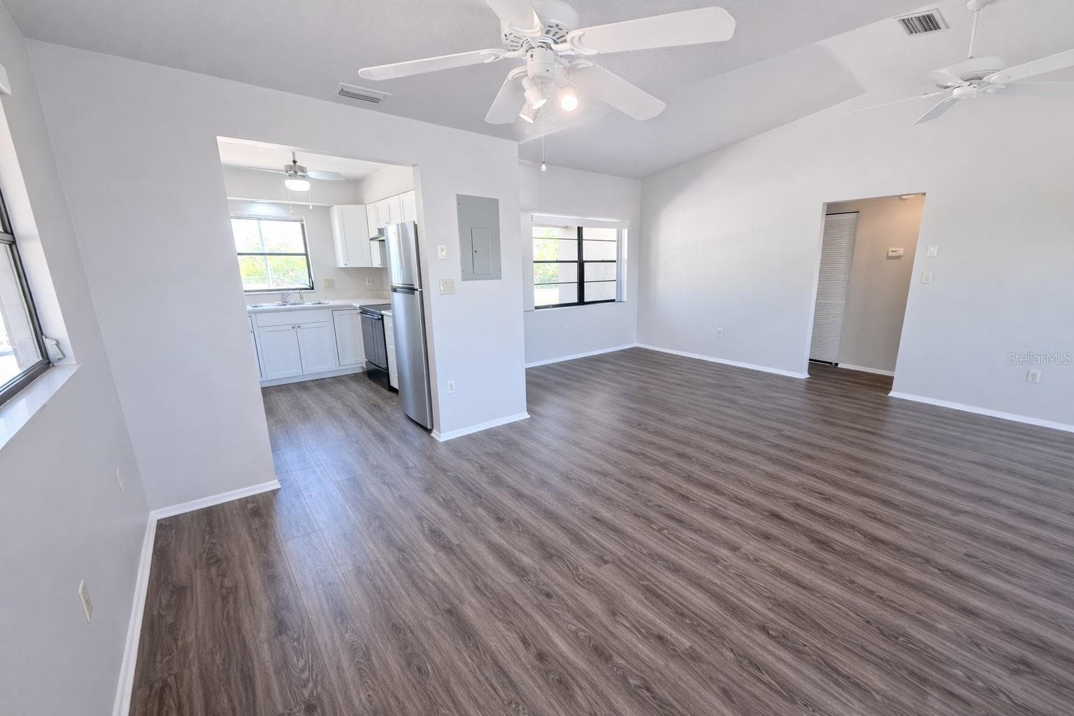 Unit B living and dining combo - 3211 RIVERSIDE DR, PUNTA GORDA