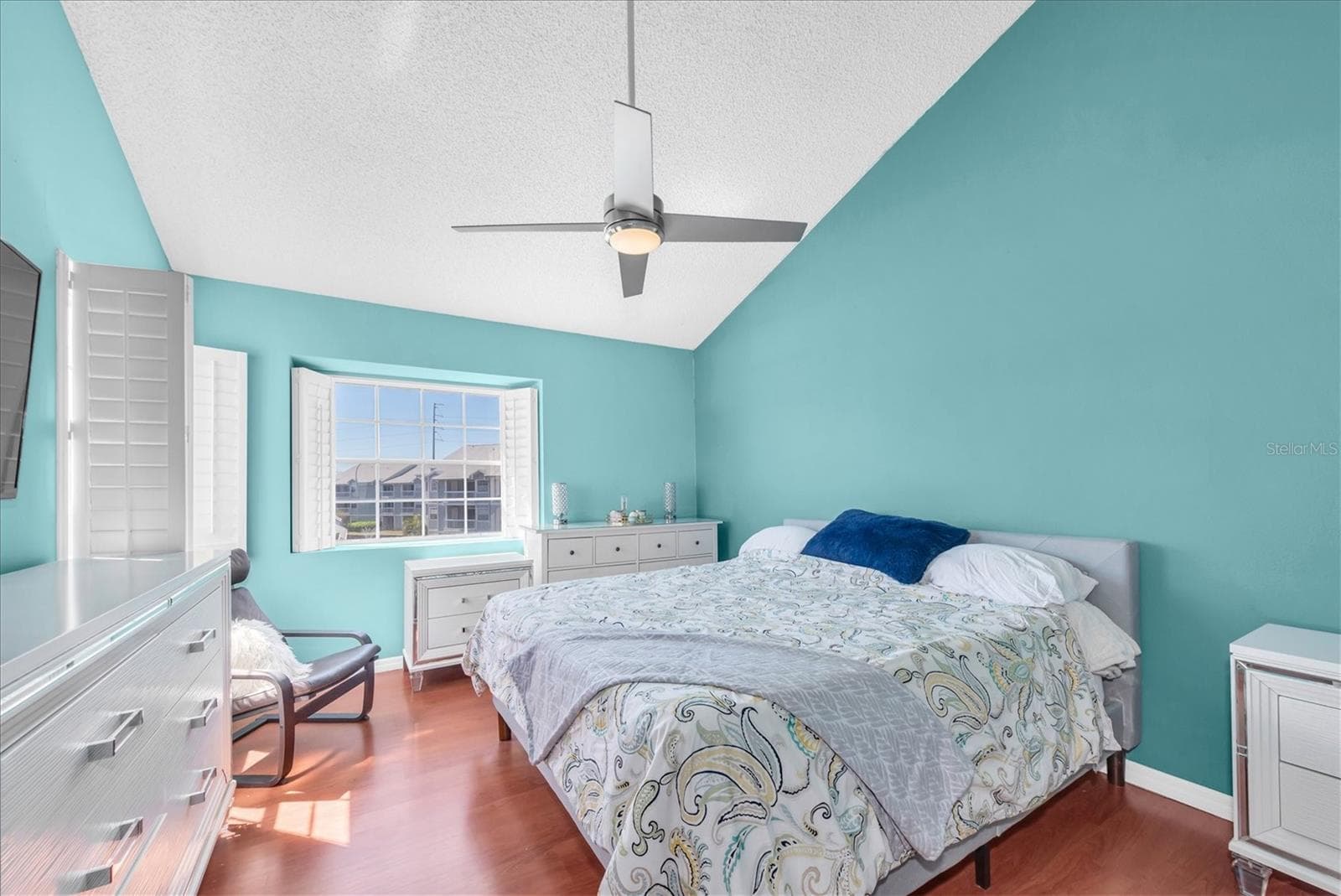 Primary bedroom with vaulted ceilings - 6931 STONES THROW CIR N #5302, ST PETERSBURG