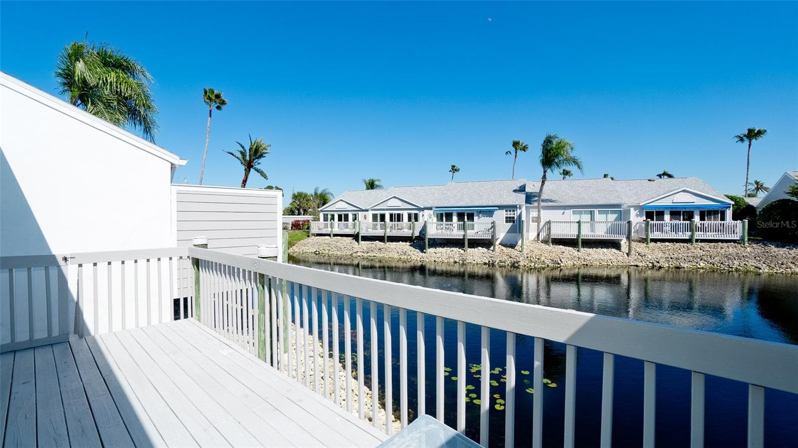 LARGE DECK OVERLOOKING LAKE - 507 SANDERLING CIR, BRADENTON