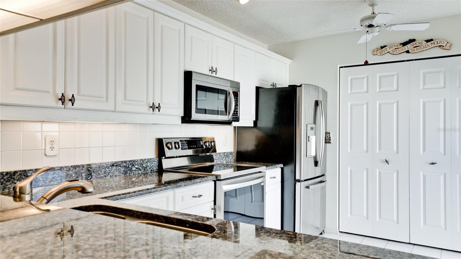 GRANITE COUNTERS WHITE CABINETRY - 507 SANDERLING CIR, BRADENTON