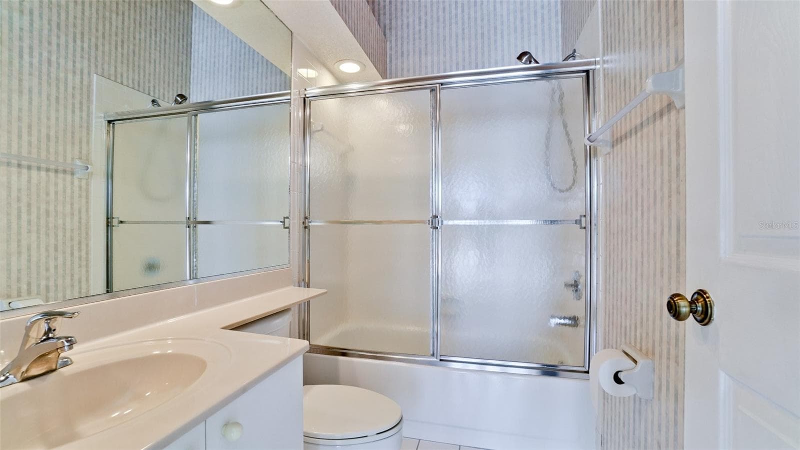 SHOWER/TUB IN 2ND BEDROOM - 507 SANDERLING CIR, BRADENTON