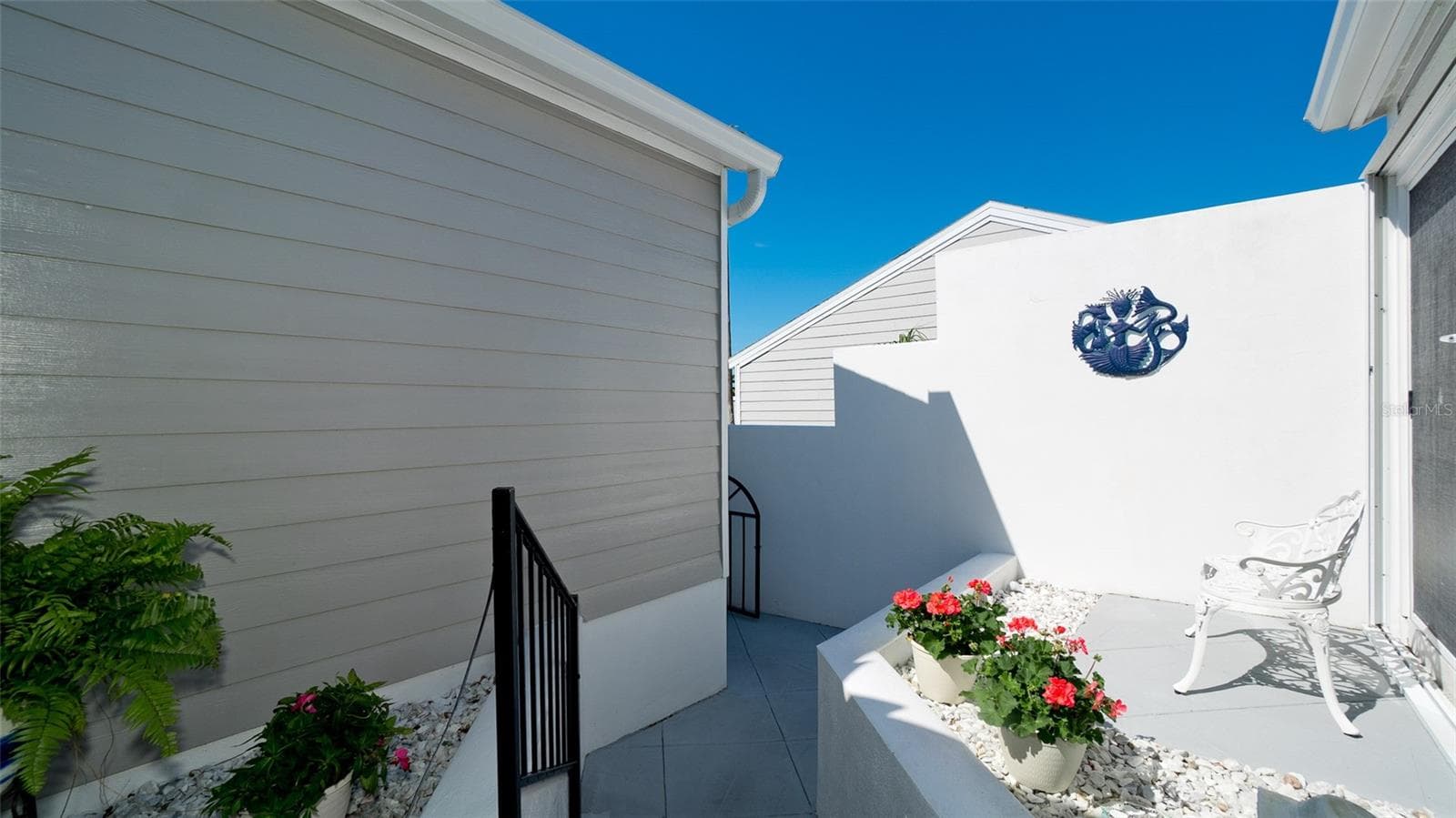 PRIVATE COURTYARD ENTRY - 507 SANDERLING CIR, BRADENTON