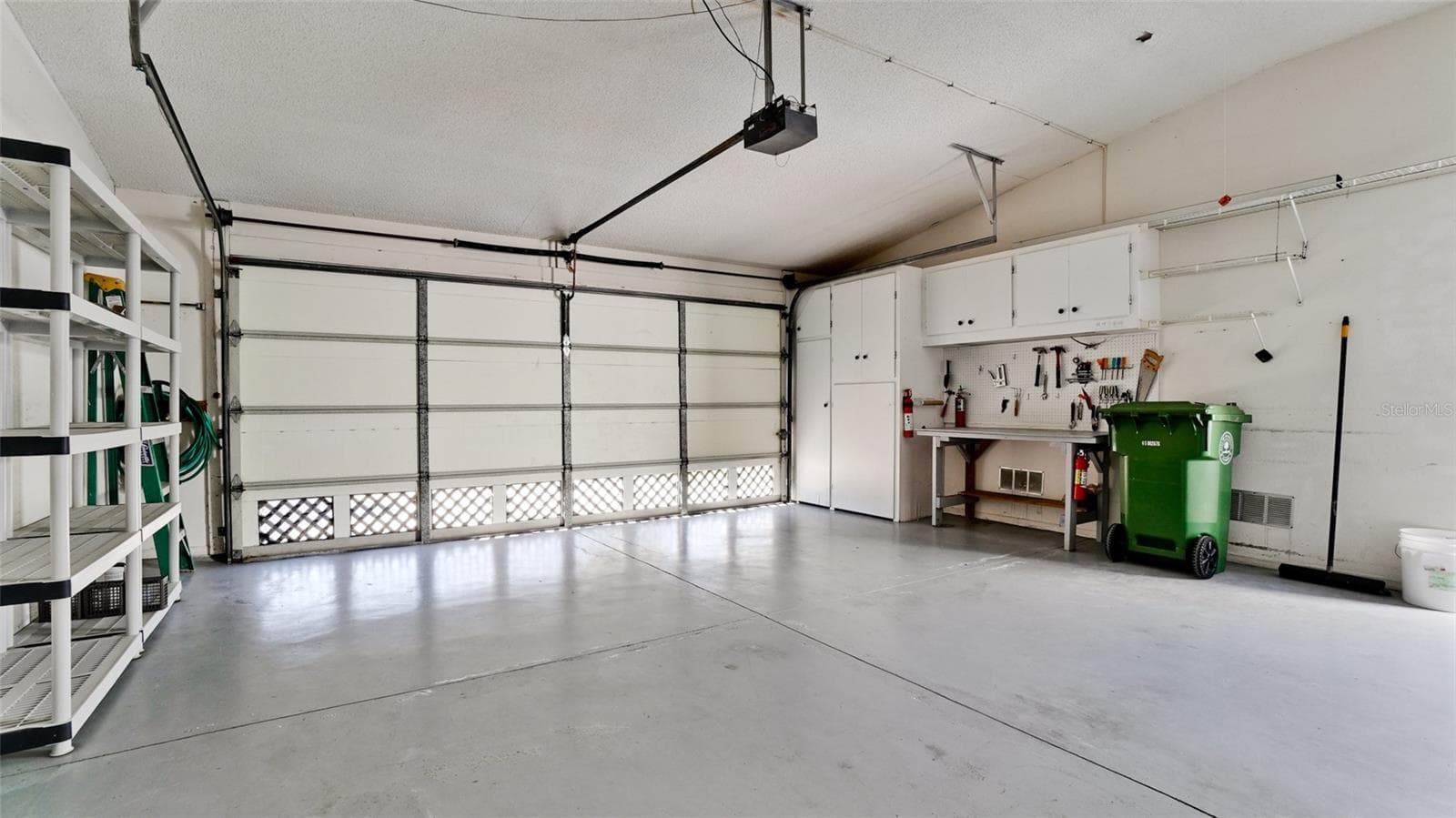 SPACIOUS 2 CAR GARAGE - 507 SANDERLING CIR, BRADENTON