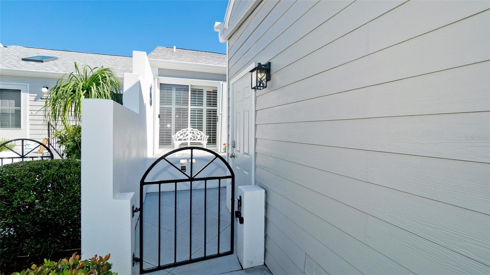 YOUR PRIVATE GATE ENTRY - 507 SANDERLING CIR, BRADENTON