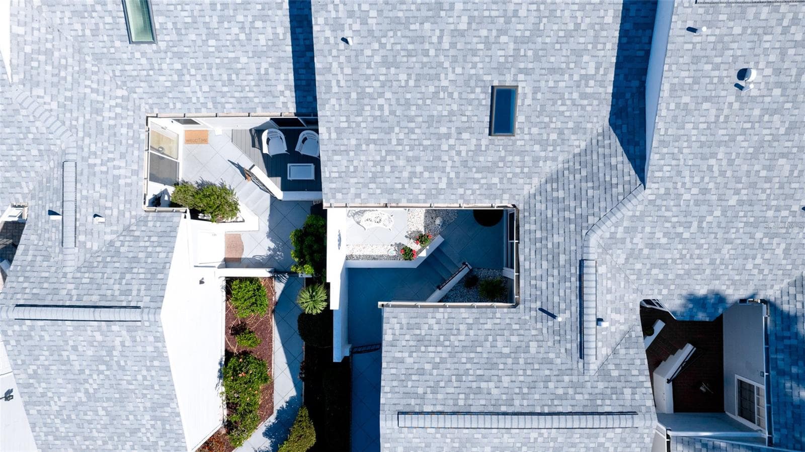BRAND NEW 2025 ROOF, SKYLIGHT, GUTTERS & DOWNSPOUTS - 507 SANDERLING CIR, BRADENTON