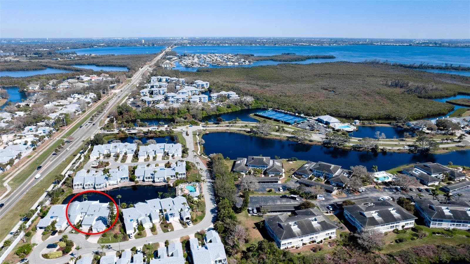 GREAT LOCATION TAKE A RIGHT AT THE GATE & YOU'RE HOME! - 507 SANDERLING CIR, BRADENTON