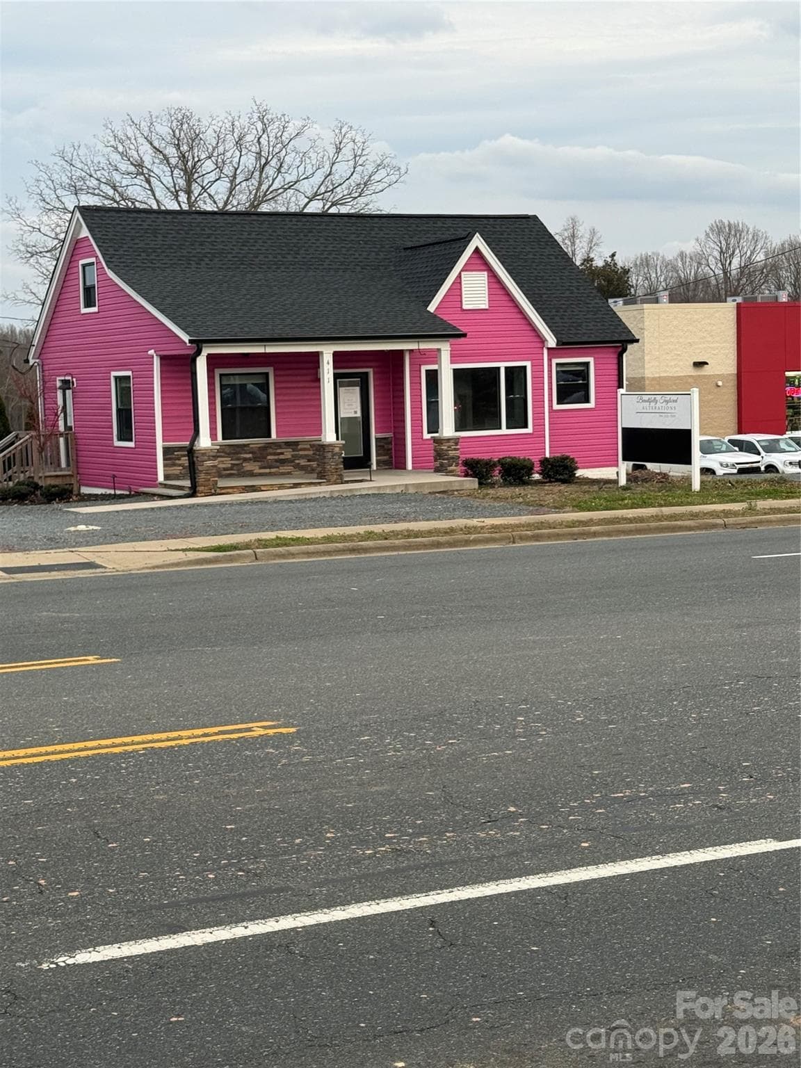 411 Main Street W