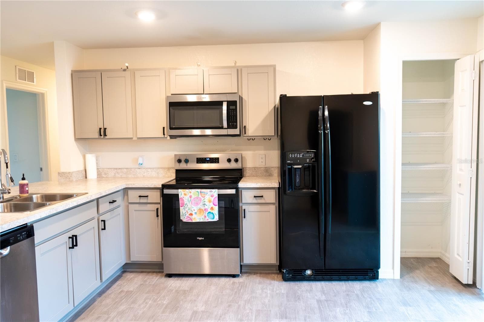 ALL APPLIANCES STAY - 22226 STATE AVE, PORT CHARLOTTE