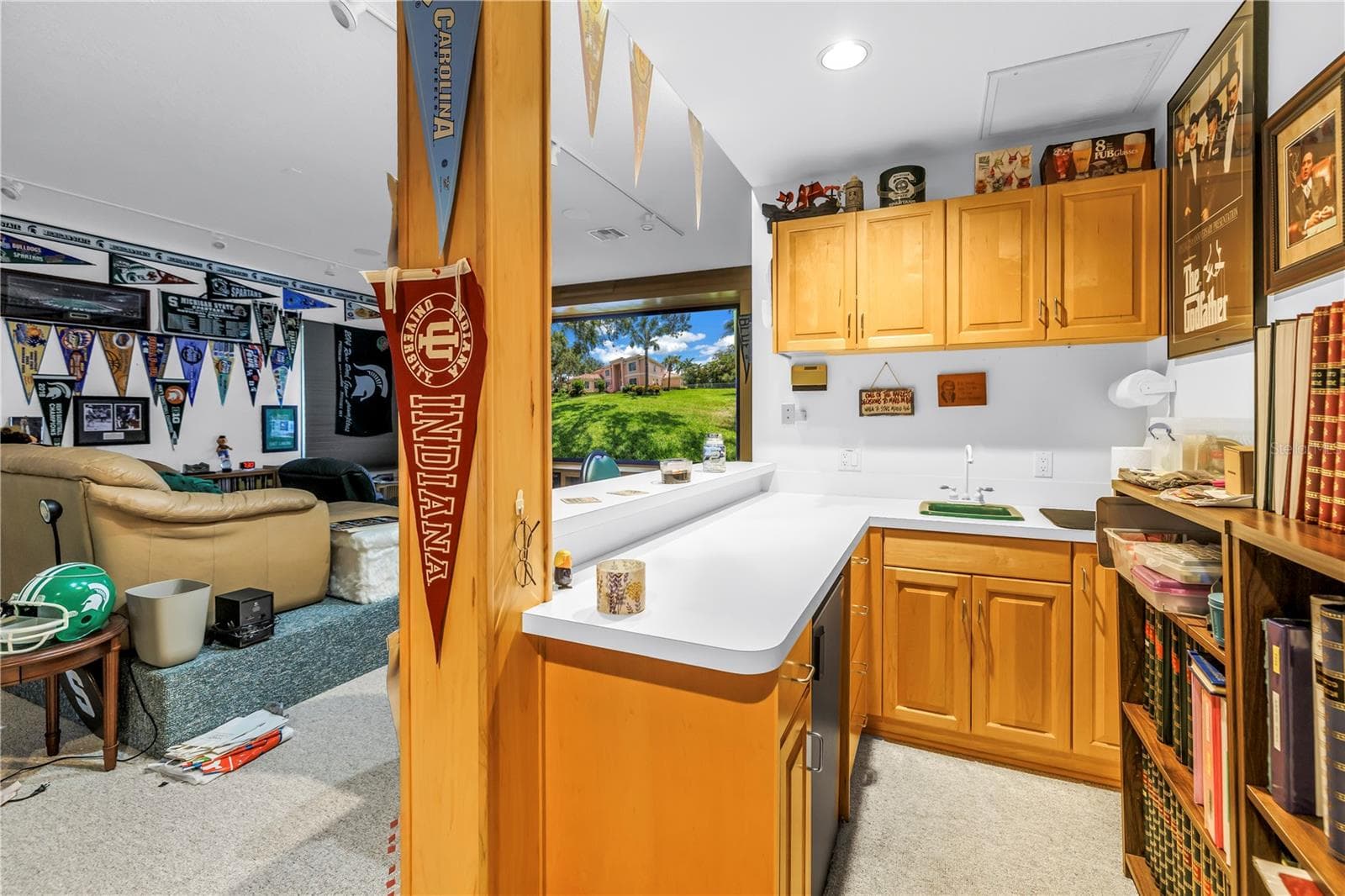 Game Room Wet Bar - 4930 SANDPIPER LN S, ST PETERSBURG