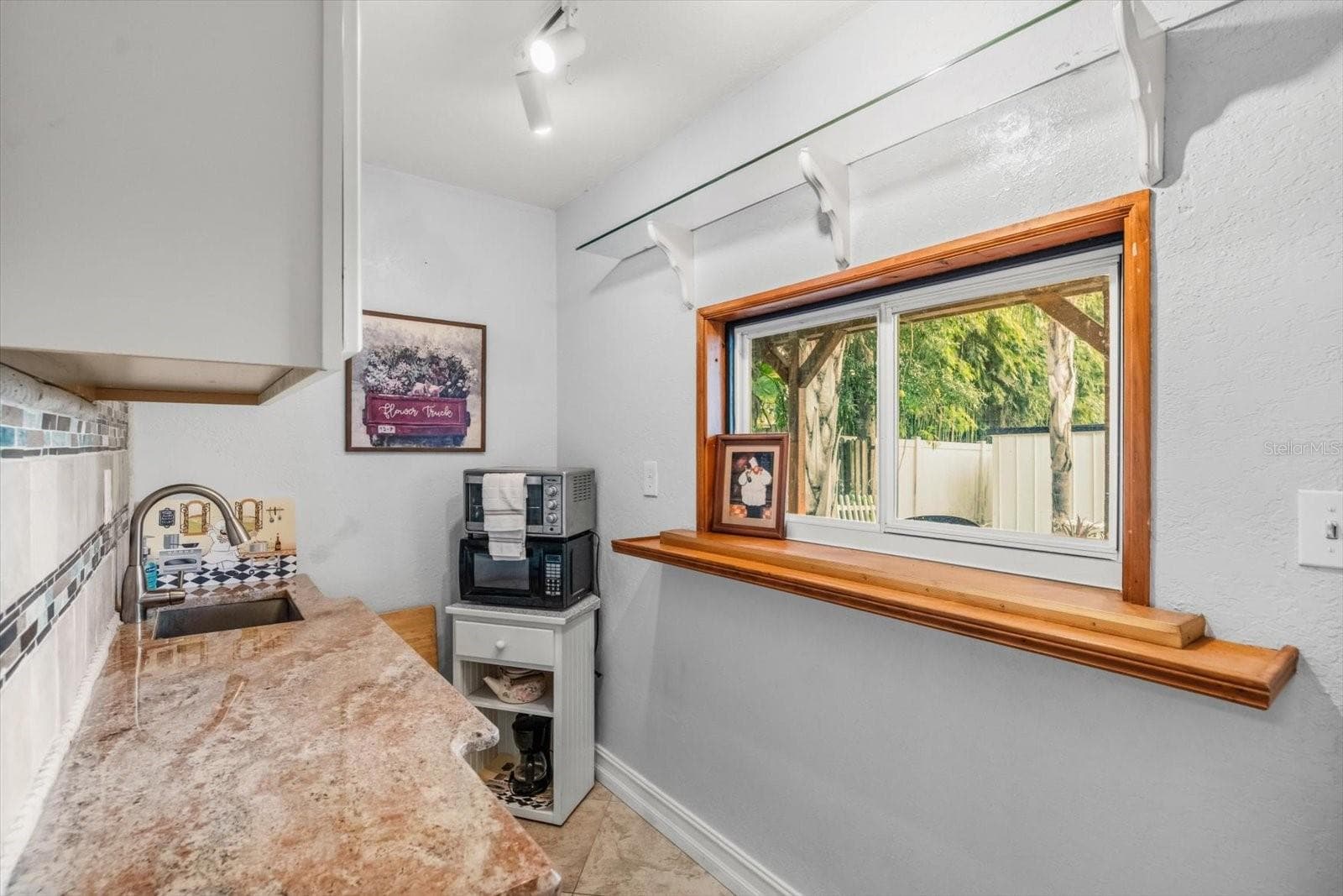Cottage Kitchenette w/ Pass-thru Window - 918 W SMITH ST, ORLANDO
