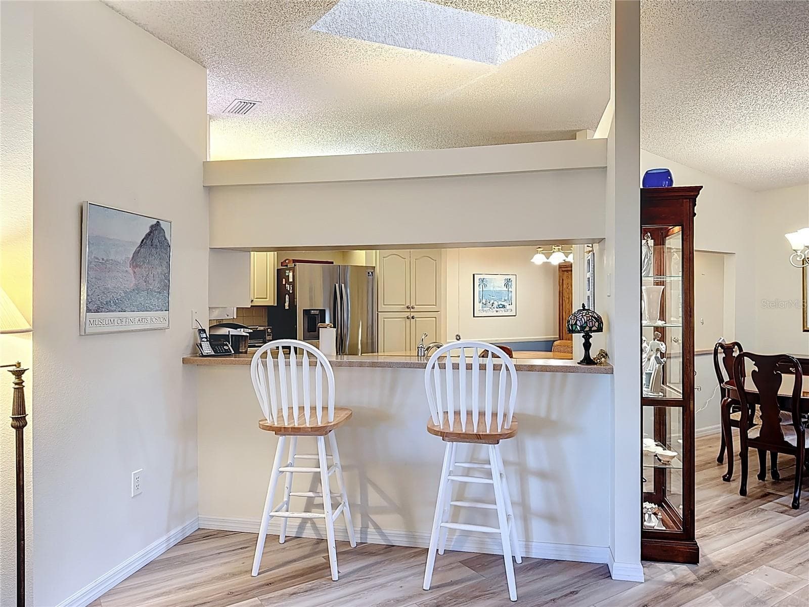 Breakfast bar tucked away between the living and family rooms. - 5611 GARDEN LAKES DR, BRADENTON