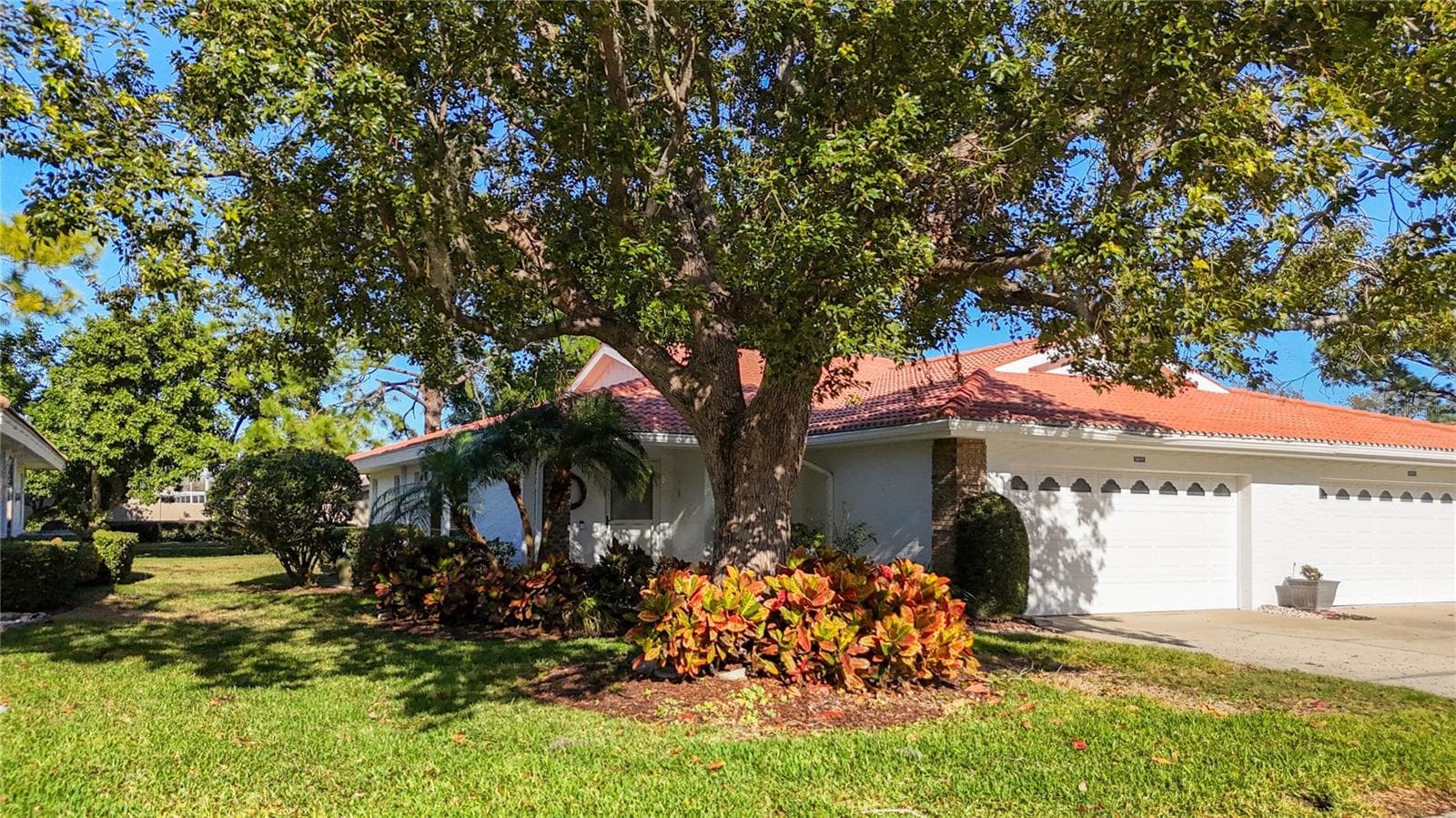 Side yard. - 5611 GARDEN LAKES DR, BRADENTON