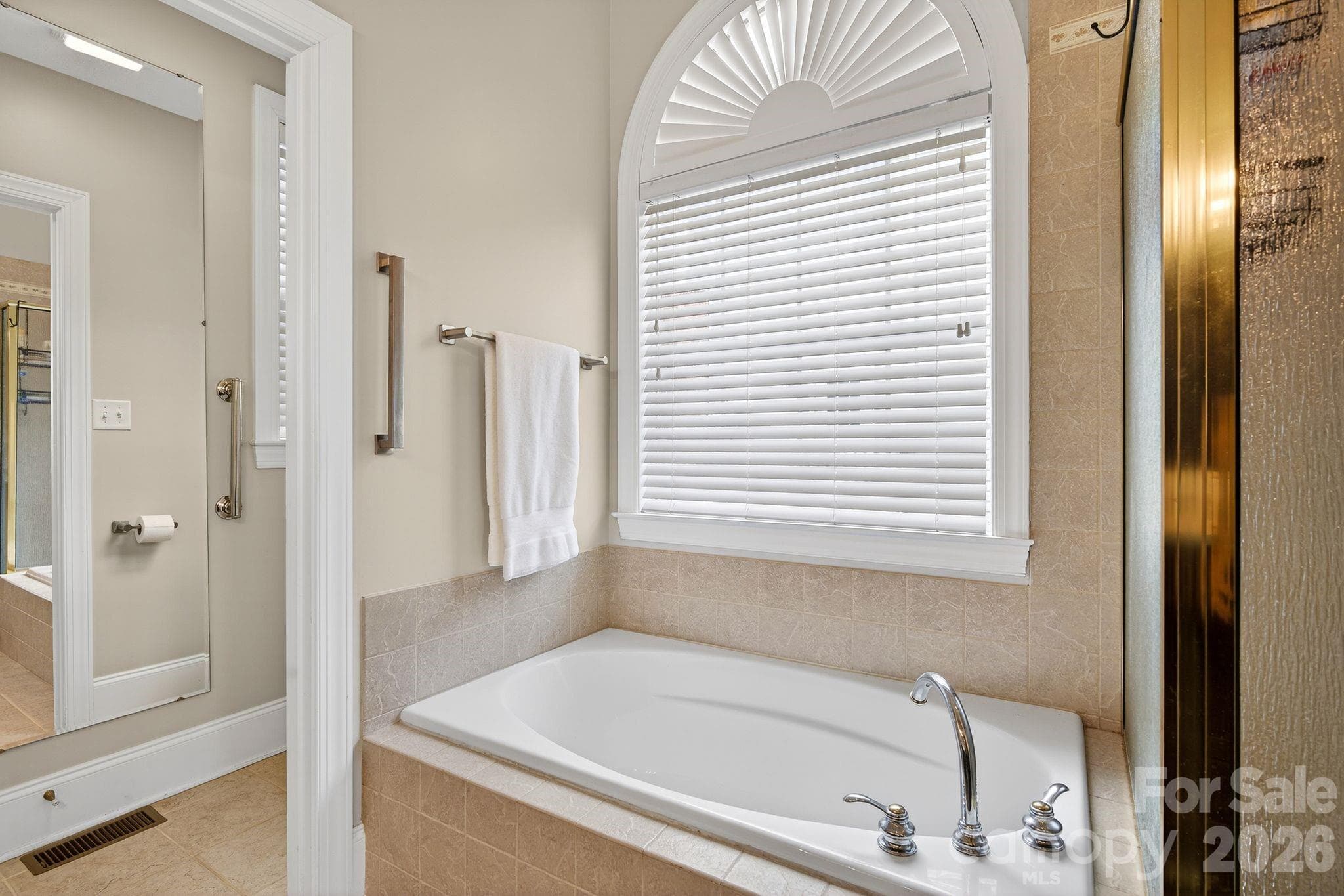 Primary bath tub and commode area - 103 Trumpet Lane, Asheville
