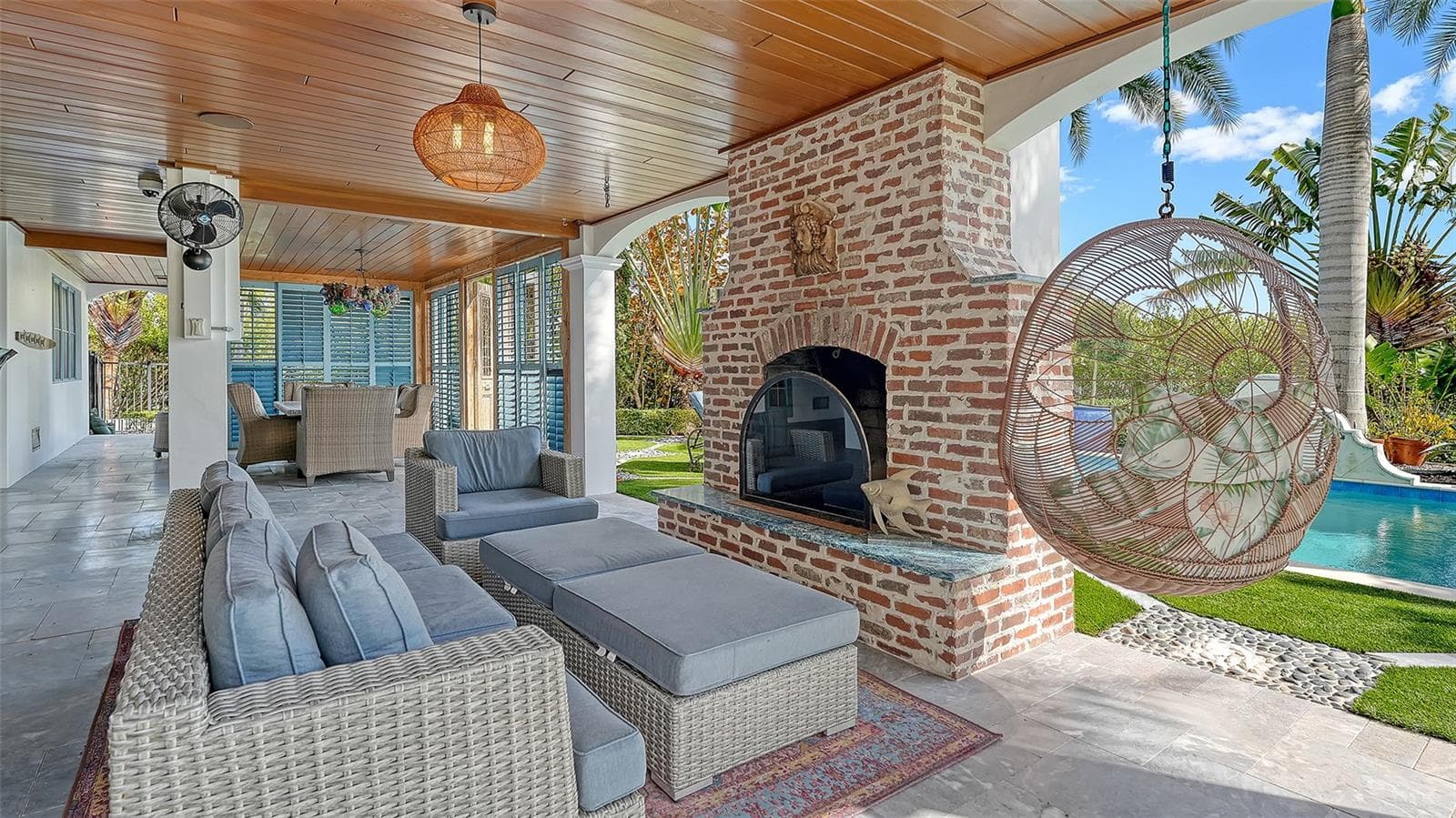 Covered outdoor lounge with fireplace - 513 VILLA ROSA WAY, ANNA MARIA