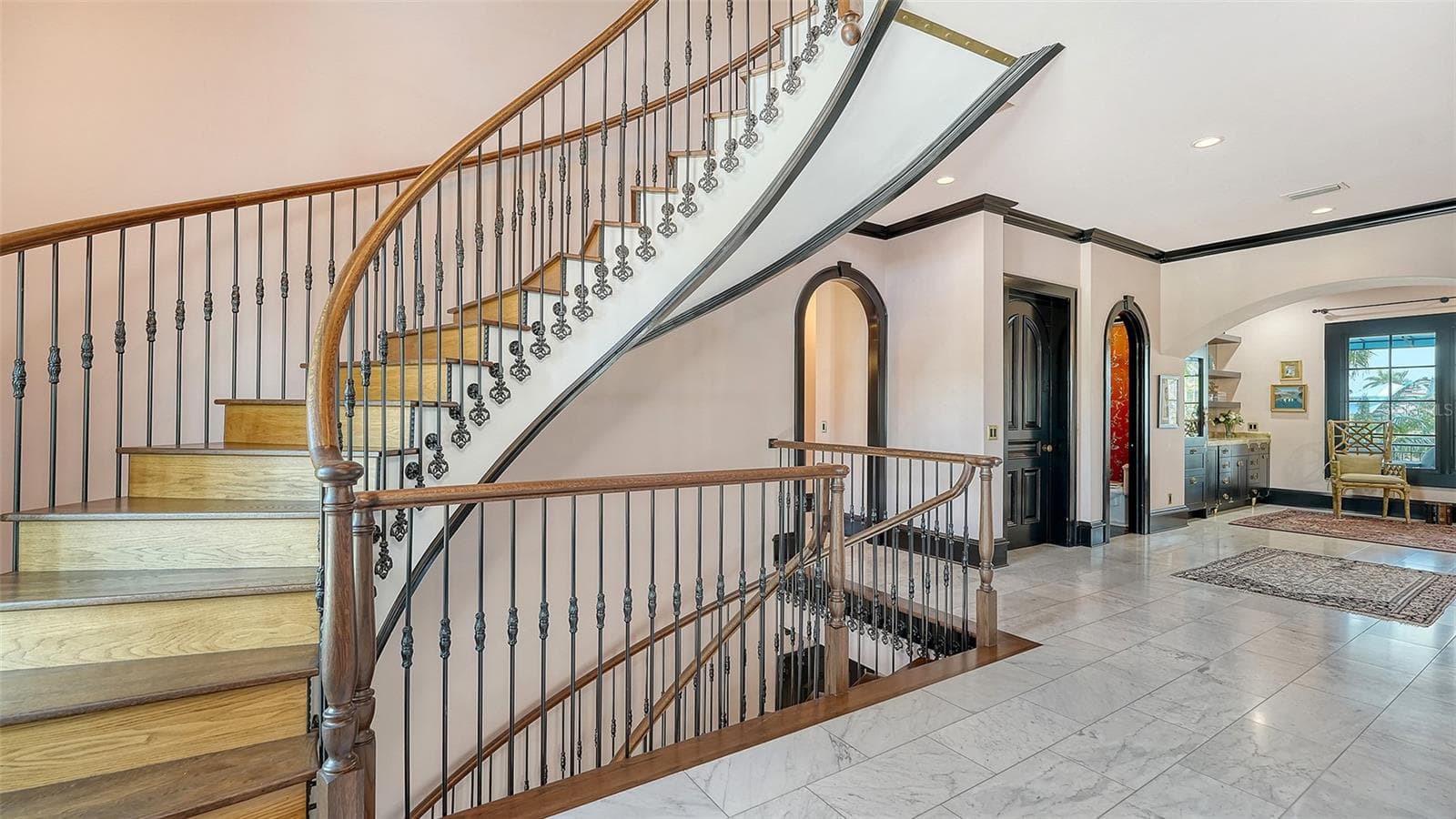 Grand curved staircase with custom ironwork - 513 VILLA ROSA WAY, ANNA MARIA