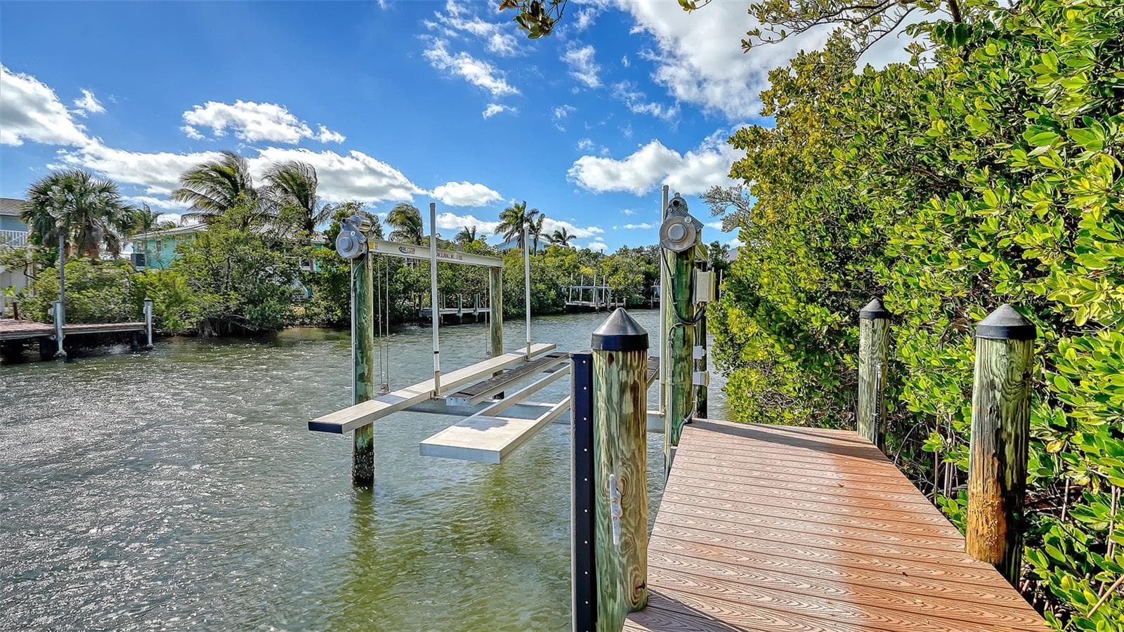 Private dock with 10,000-lb lift - 513 VILLA ROSA WAY, ANNA MARIA