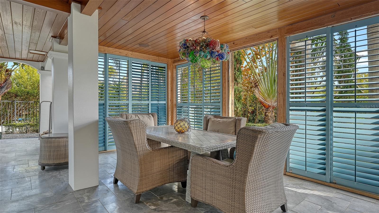 Al fresco dining surrounded by tropical serenity - 513 VILLA ROSA WAY, ANNA MARIA