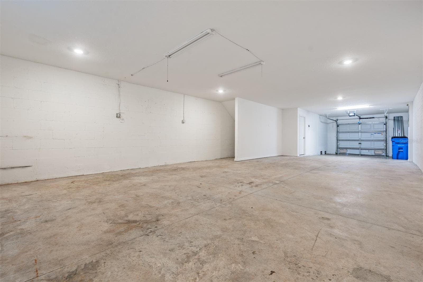 Spacious Garage 2 Car Plus Storage - 4607 TUSCAN LOON DR, TAMPA