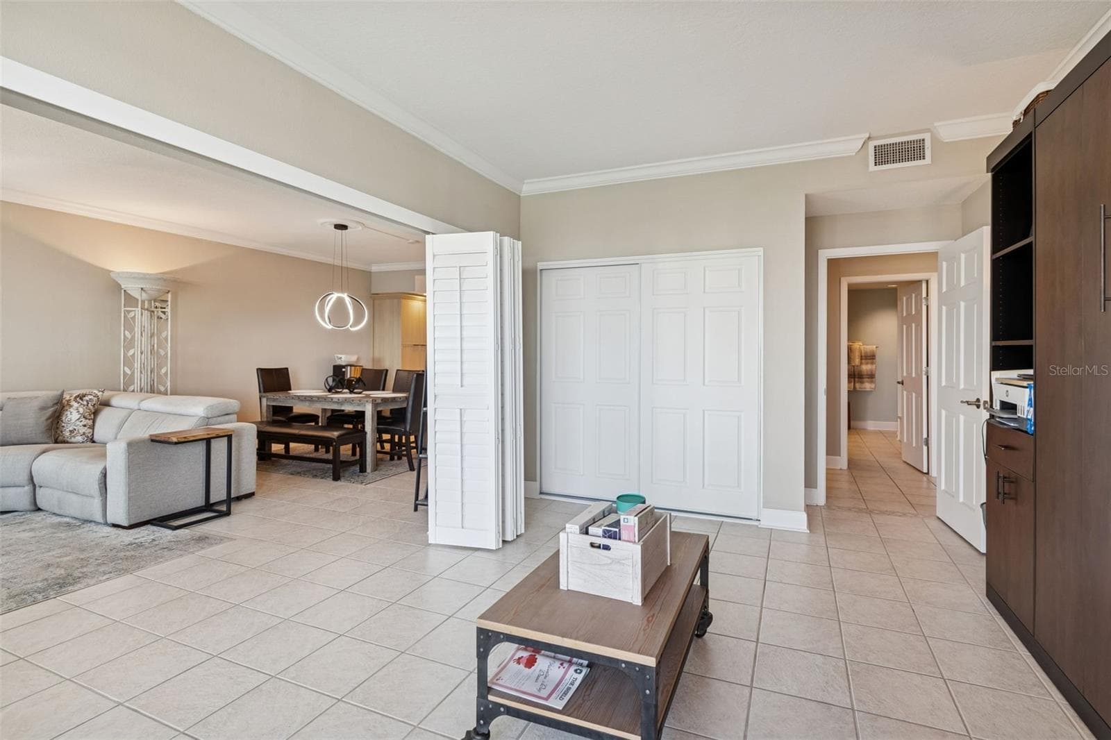 Versatile guest bedroom or office or 2nd living area! - 4 BELLEVIEW BLVD #701, BELLEAIR