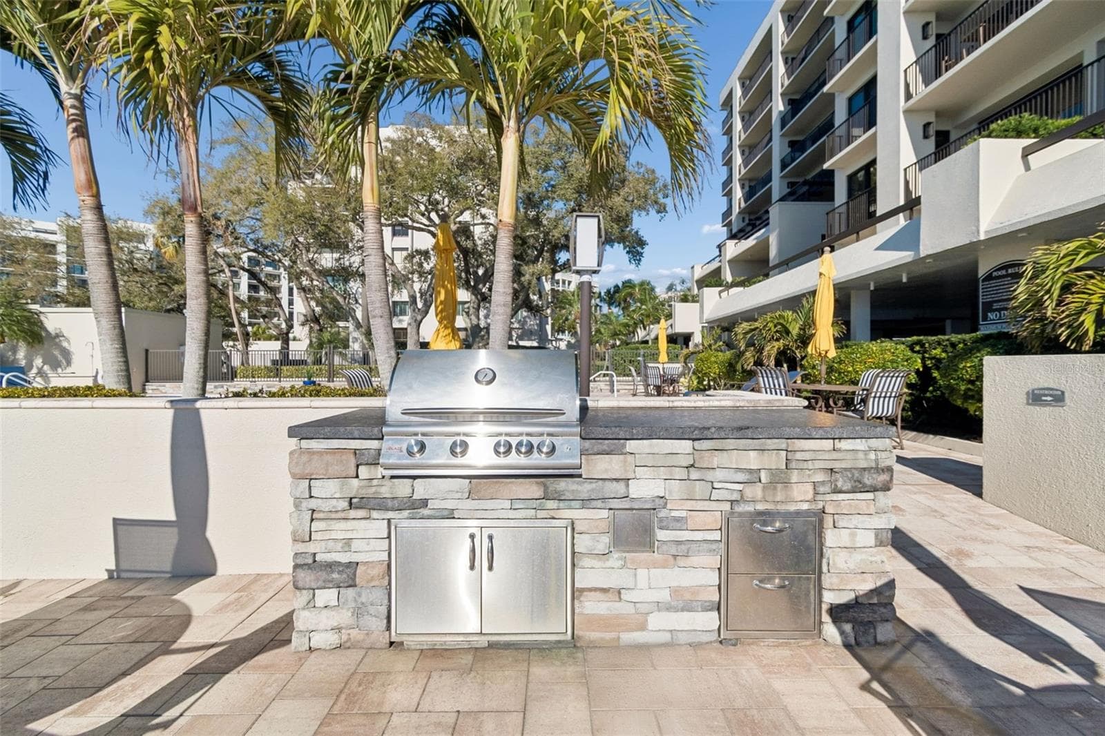 New Pool BBQ Area - 4 BELLEVIEW BLVD #701, BELLEAIR