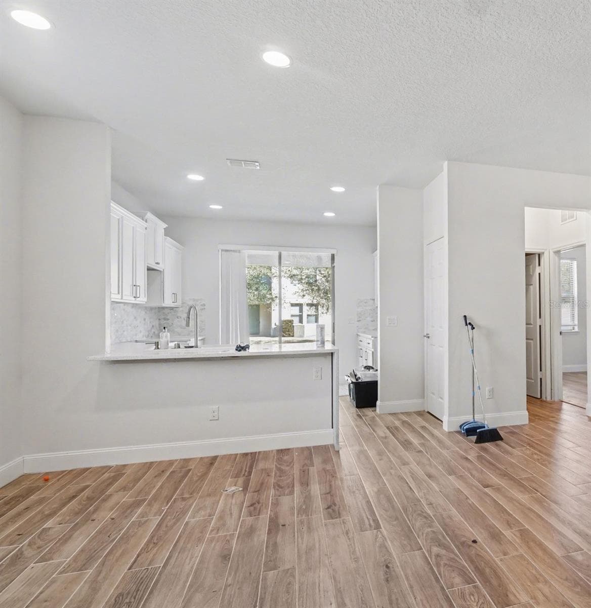 Single Family Residence at 406 CAPRON ASH LOOP, CASSELBERRY, photo 3 of 15