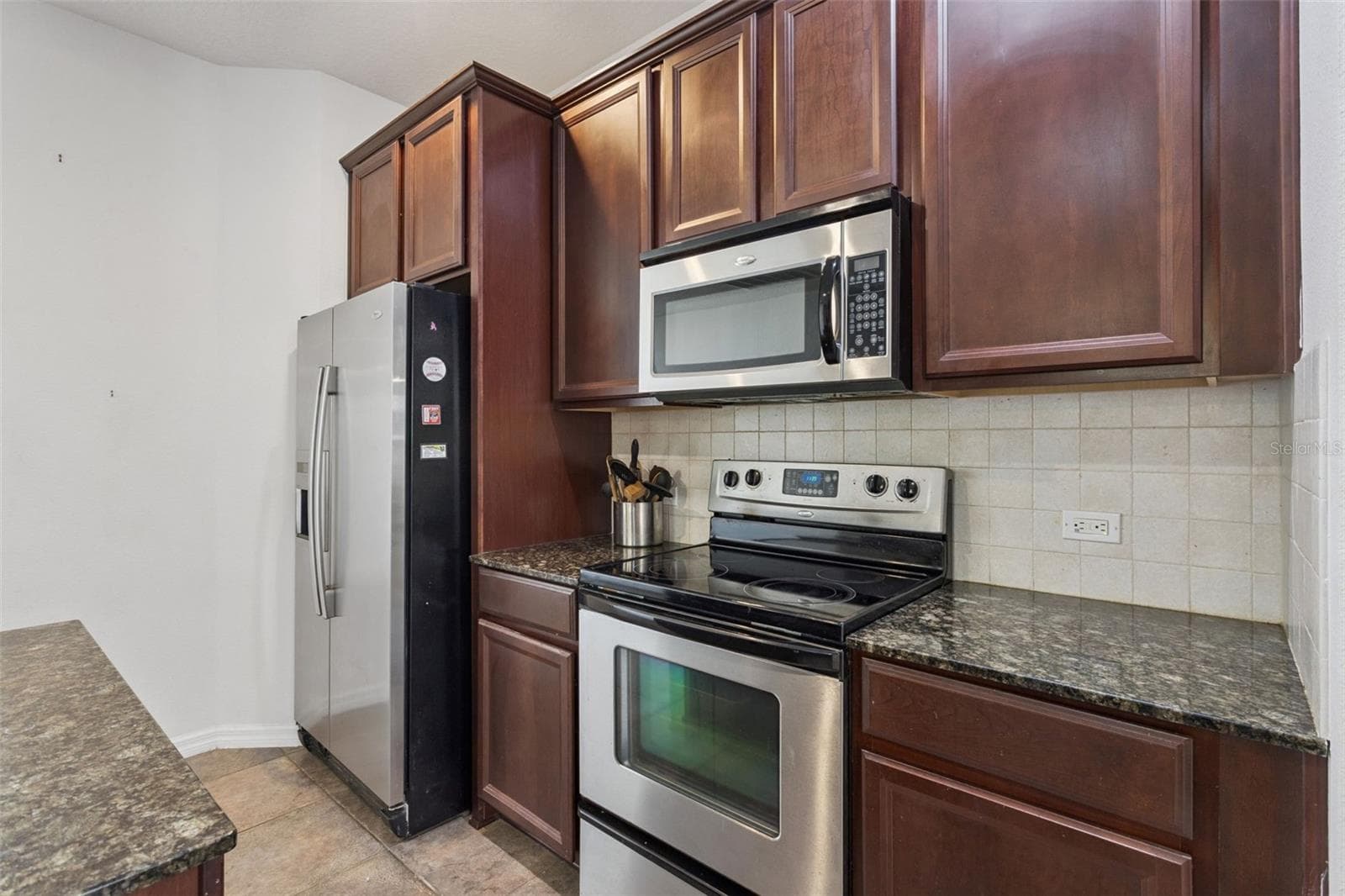 Granite countertops and cabinetry detail in kitchen - 30337 GIDRAN TER, MOUNT DORA