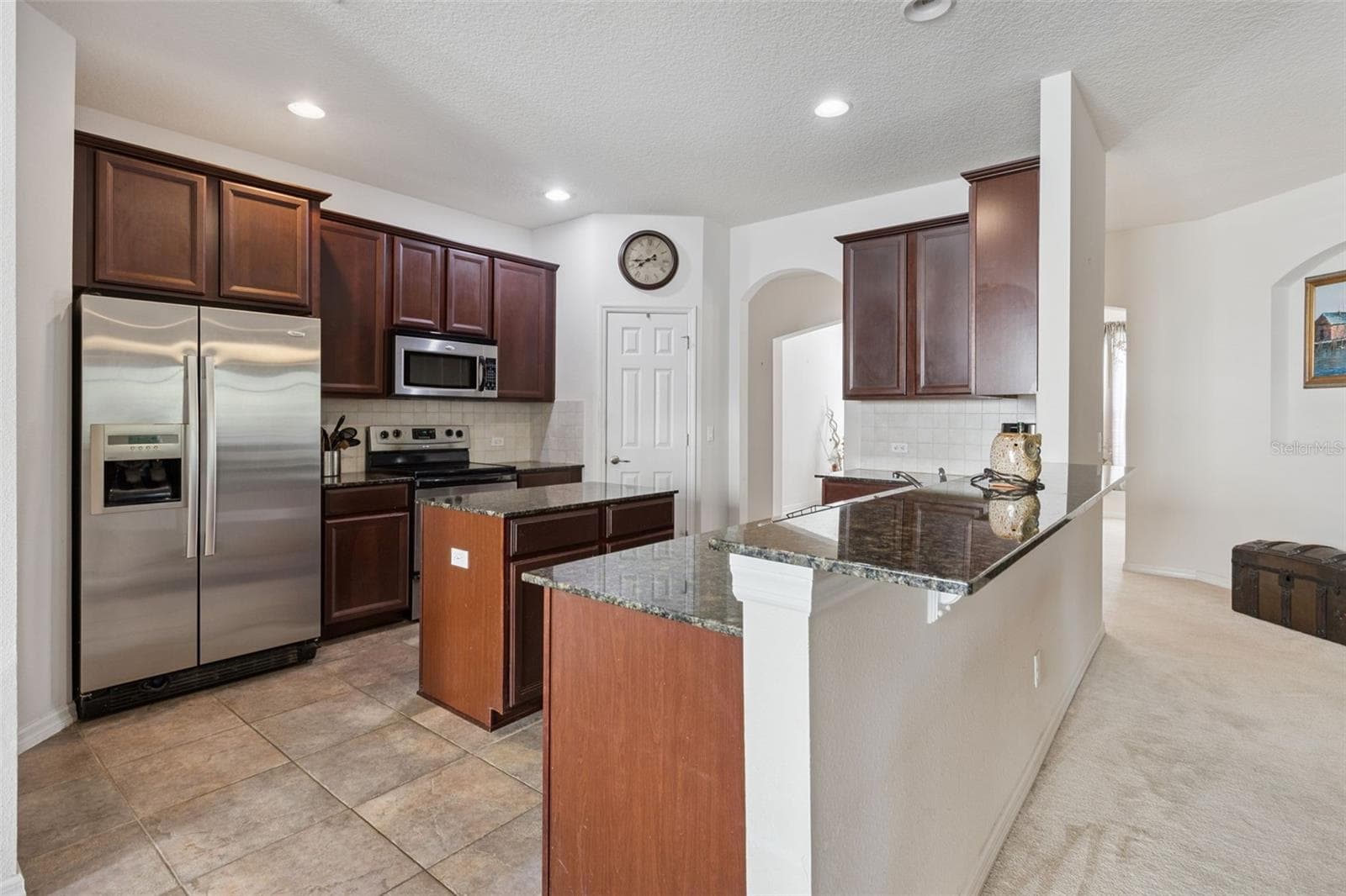 kitchen bar seating for entertaining - 30337 GIDRAN TER, MOUNT DORA