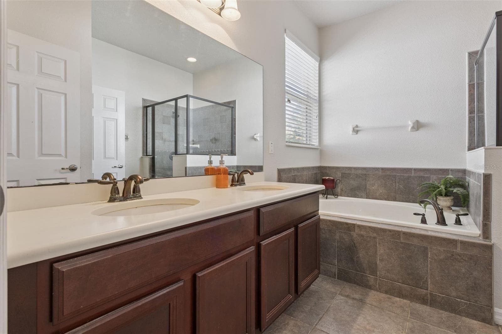 Primary bathroom with functional layout and storage - 30337 GIDRAN TER, MOUNT DORA