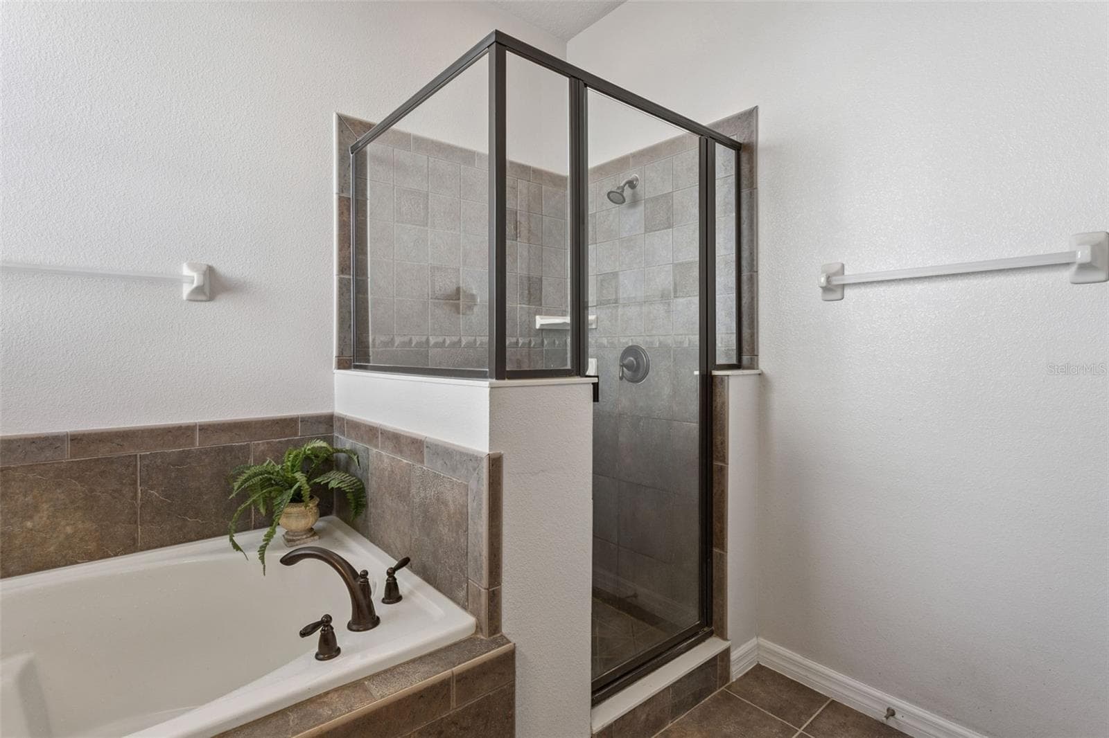 Primary bathroom with Walk-in shower and soaking tub - 30337 GIDRAN TER, MOUNT DORA