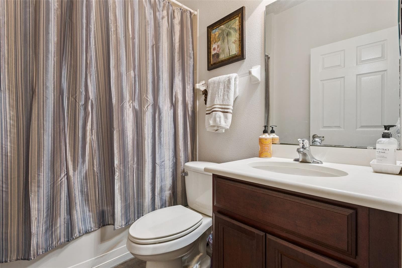 Secondary bathroom with shower/tub combo serving guest and additional bedrooms - 30337 GIDRAN TER, MOUNT DORA