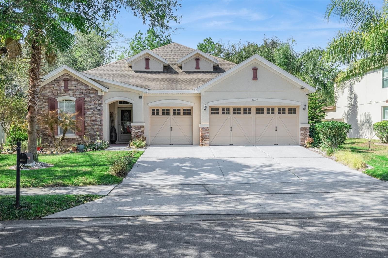 Three-car garage providing space for storage, hobbies, or home gym use - 30337 GIDRAN TER, MOUNT DORA