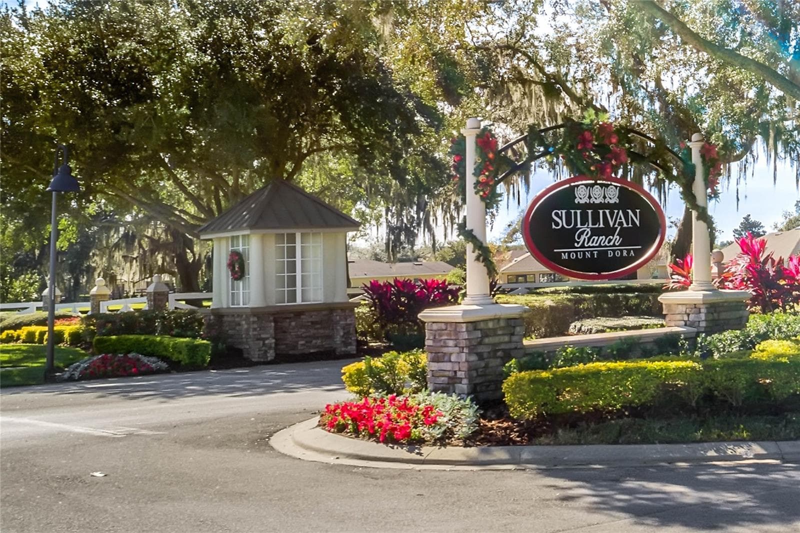 Community gated entrance - 30337 GIDRAN TER, MOUNT DORA