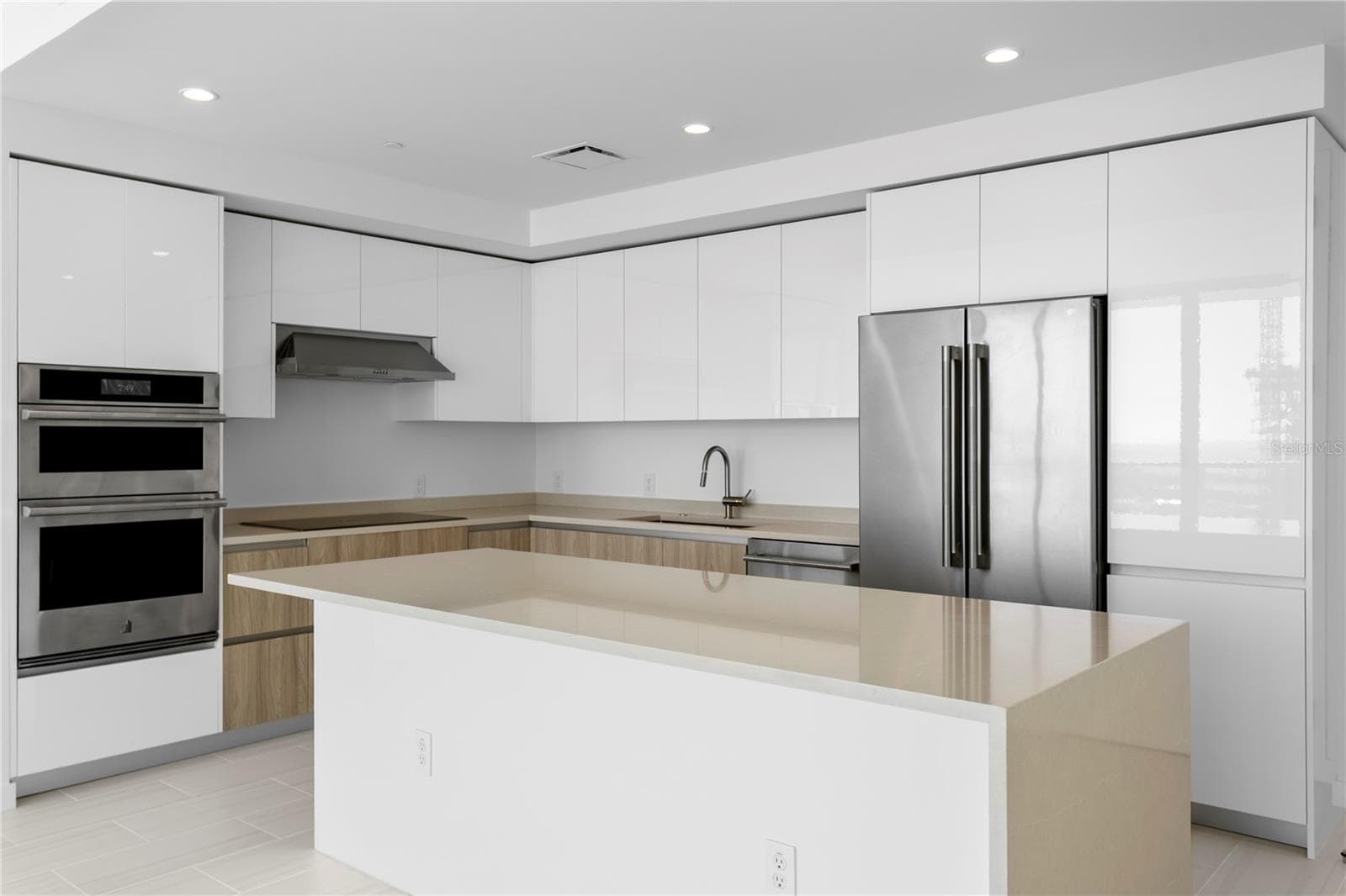 Condominium at 400 CENTRAL AVE #2806, ST PETERSBURG, photo 15 of 96