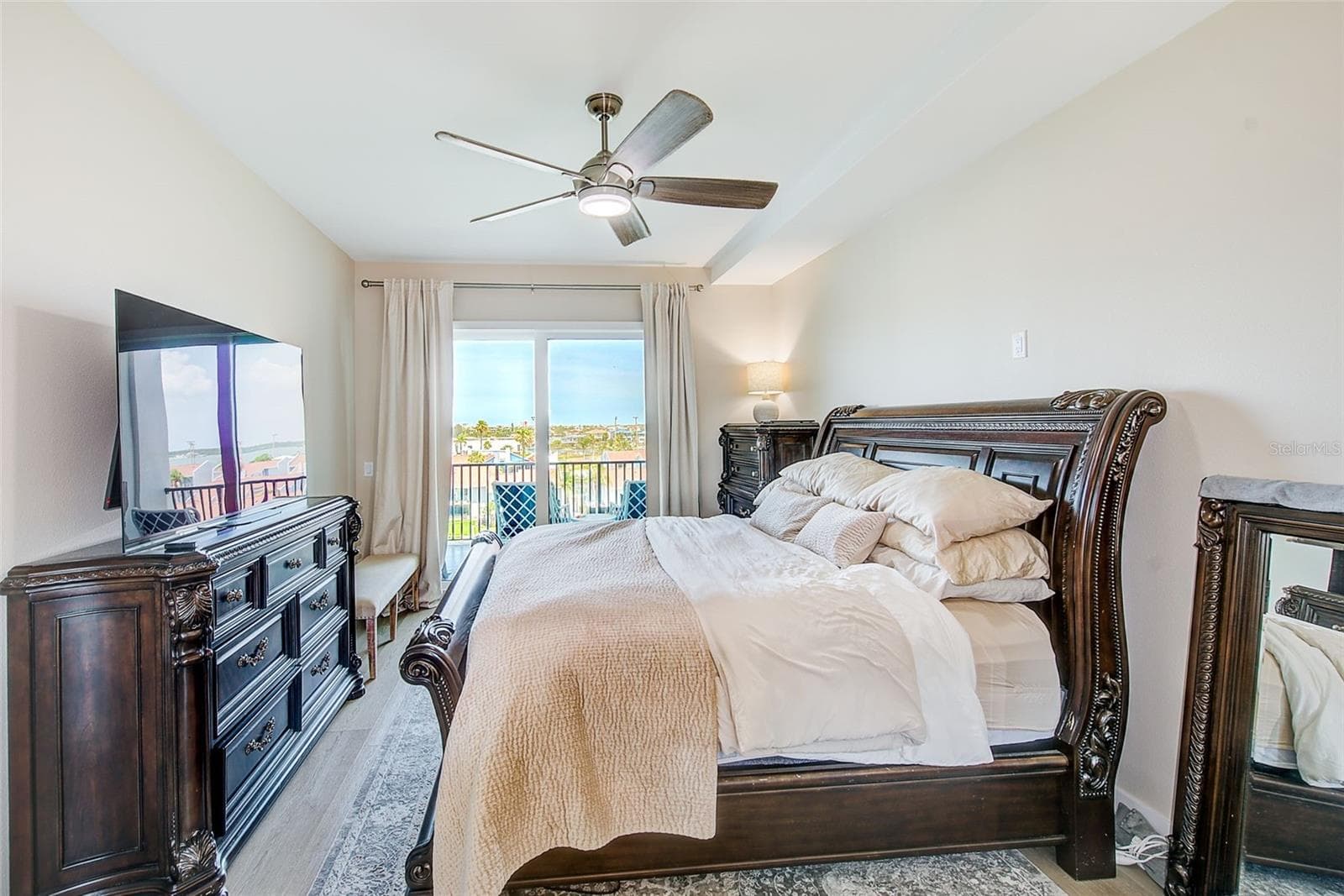 Primary Bedroom Suite with sliders to the balcony. - 400 150TH AVE #504, MADEIRA BEACH