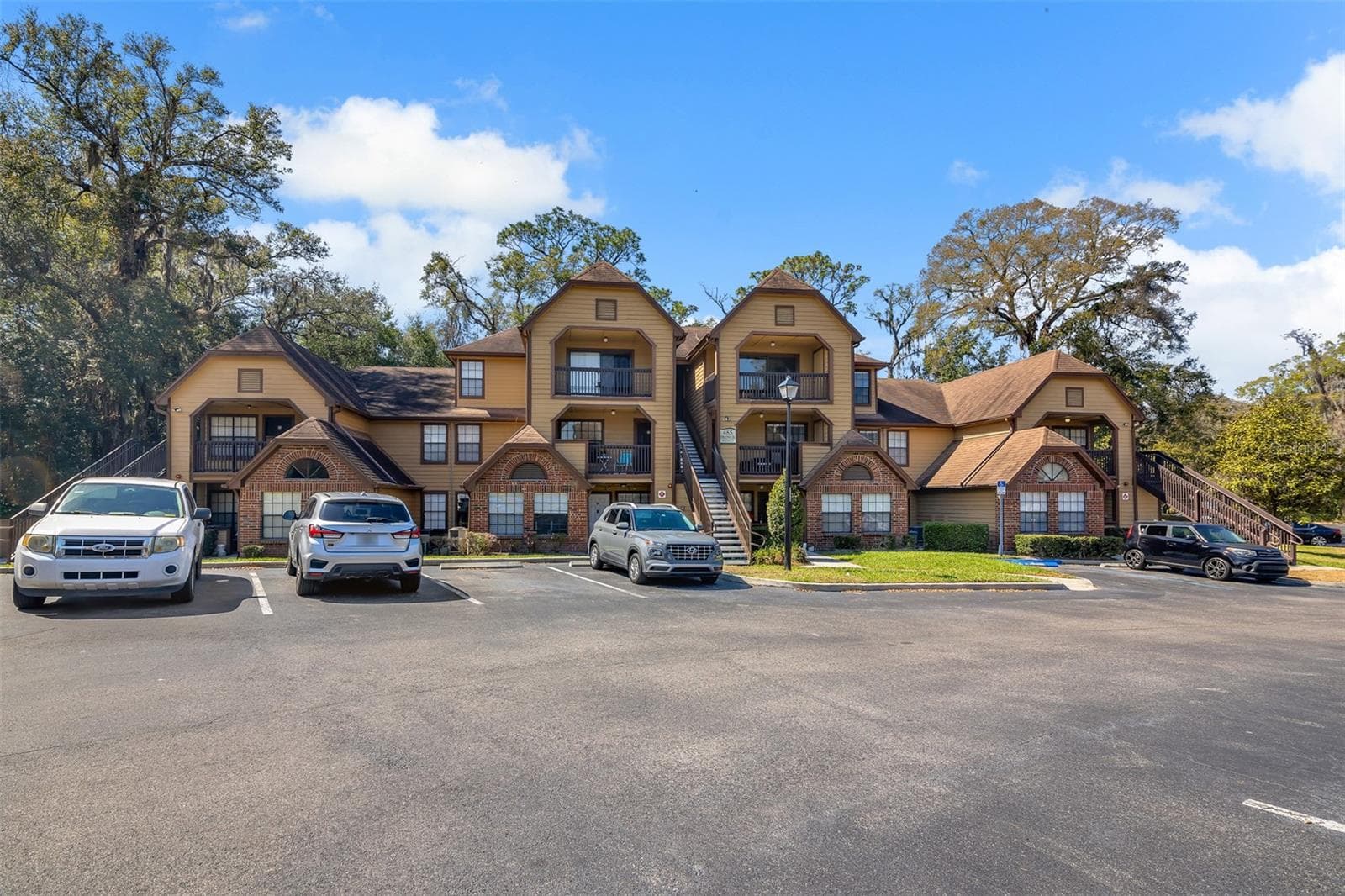 485 FORESTWAY CIR #106