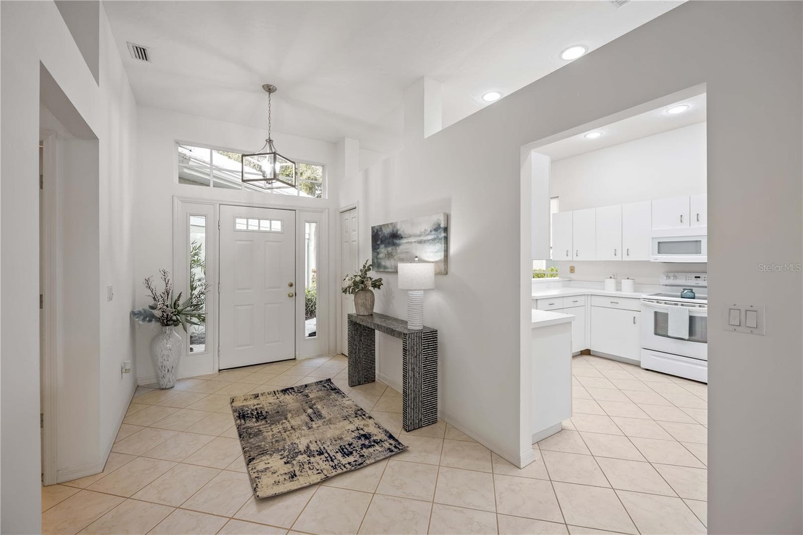 Front Entry Foyer - 547 FALLBROOK DR, VENICE