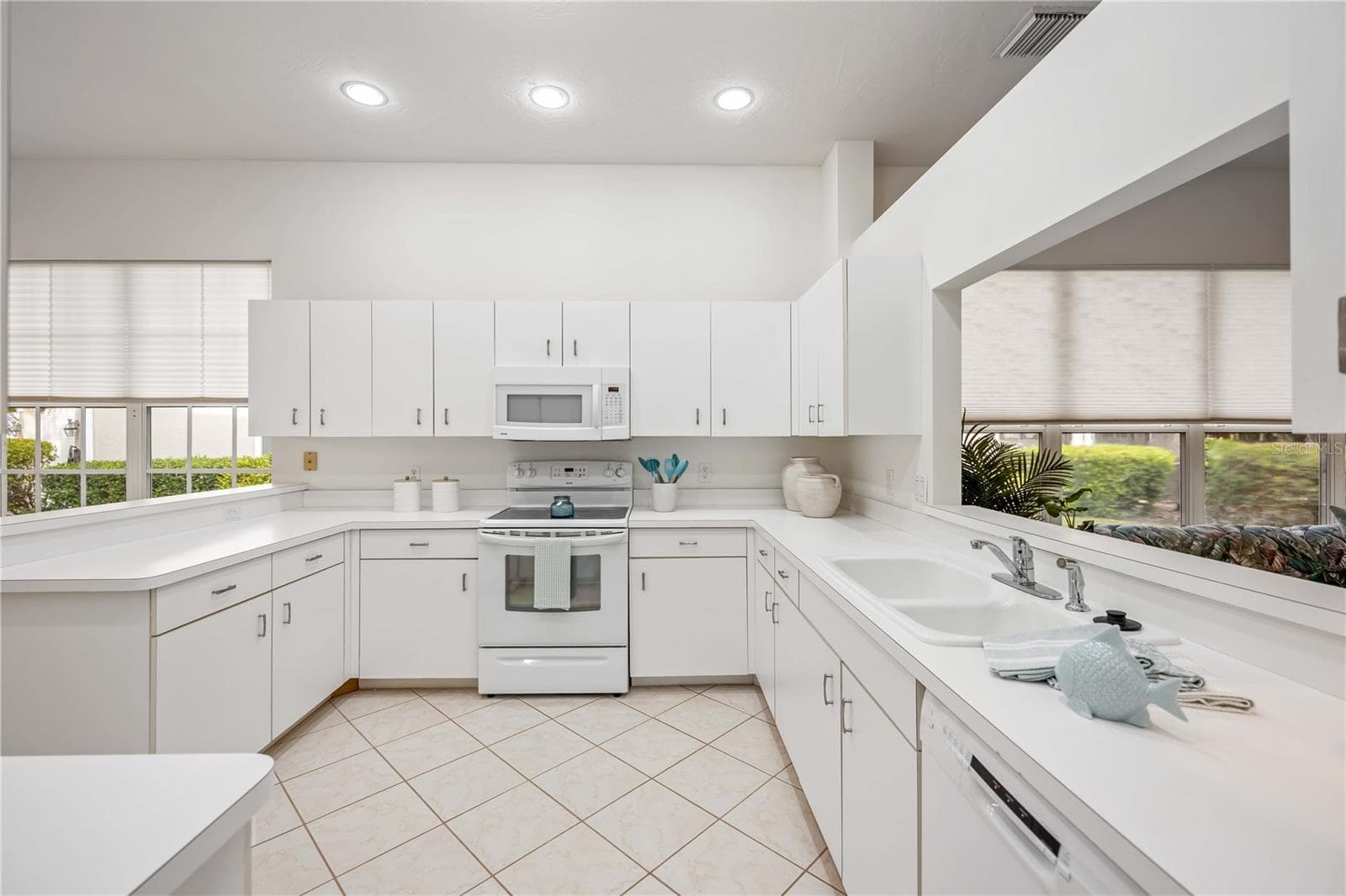 Kitchen and eat in dinette - 547 FALLBROOK DR, VENICE