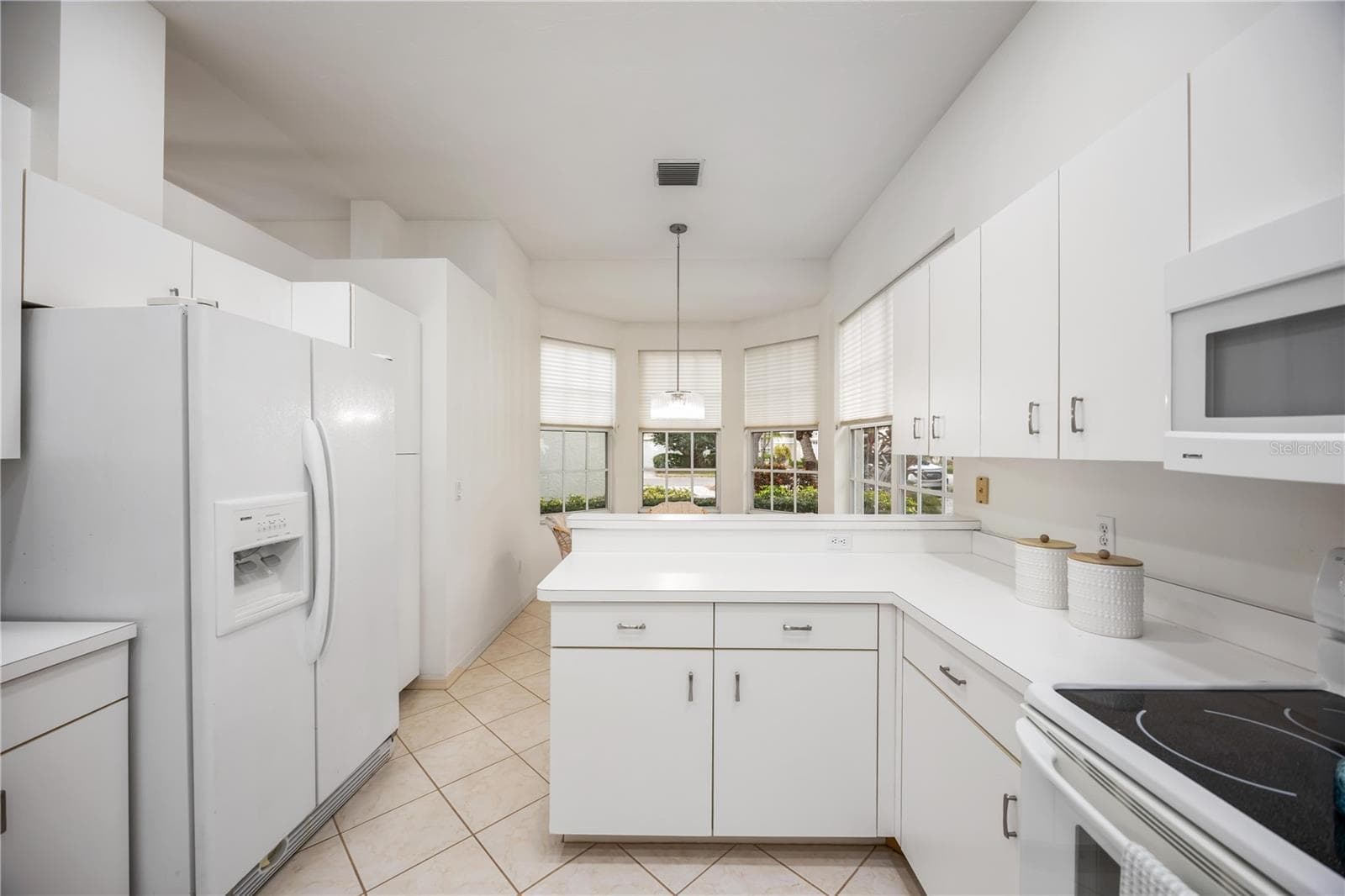 Updated Refrigerator, new lights, stove and dishwasher purchased in last few years - home was a rental. - 547 FALLBROOK DR, VENICE