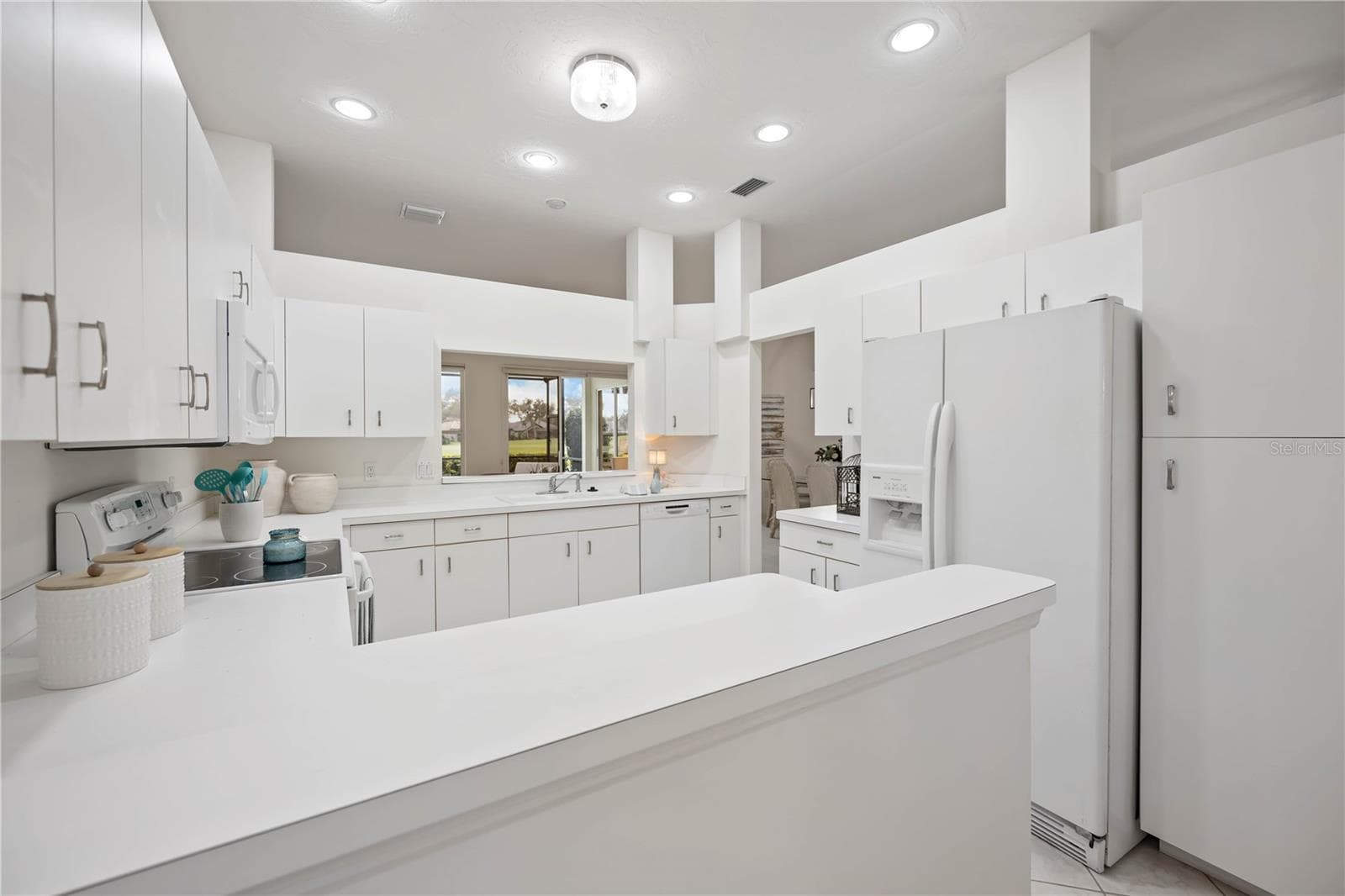 Kitchen with pass through window to living room - 547 FALLBROOK DR, VENICE
