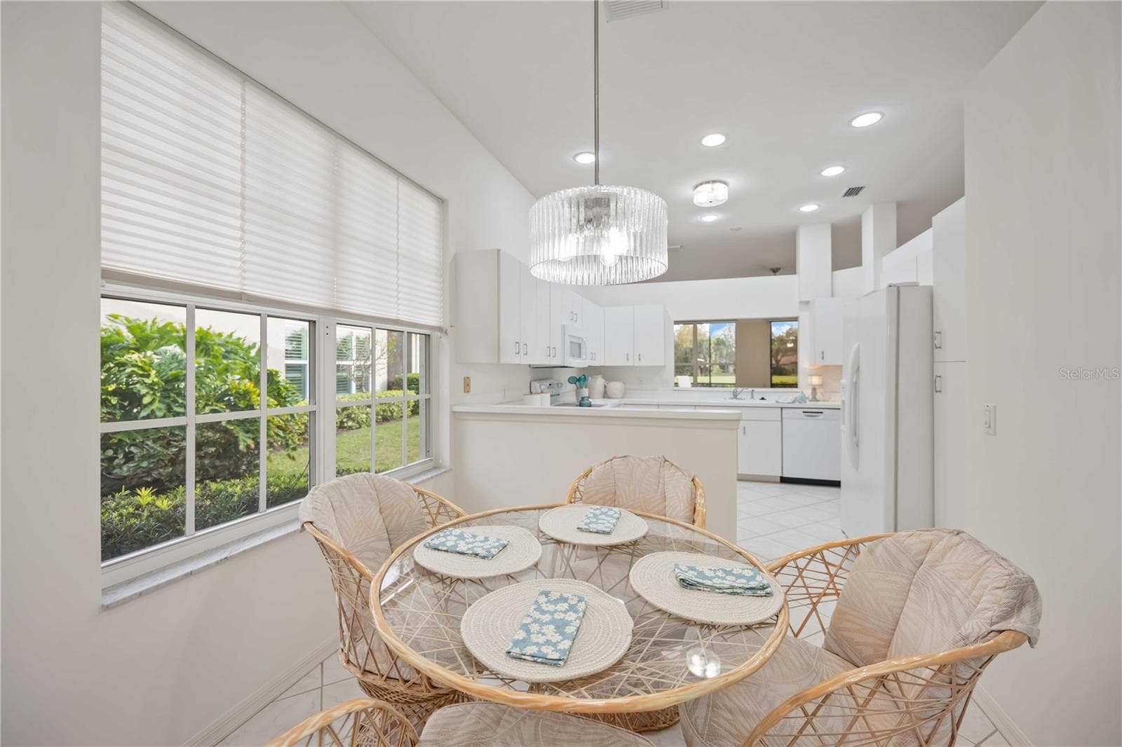 Multiple windows throughout the home create bright and airy  environment - 547 FALLBROOK DR, VENICE