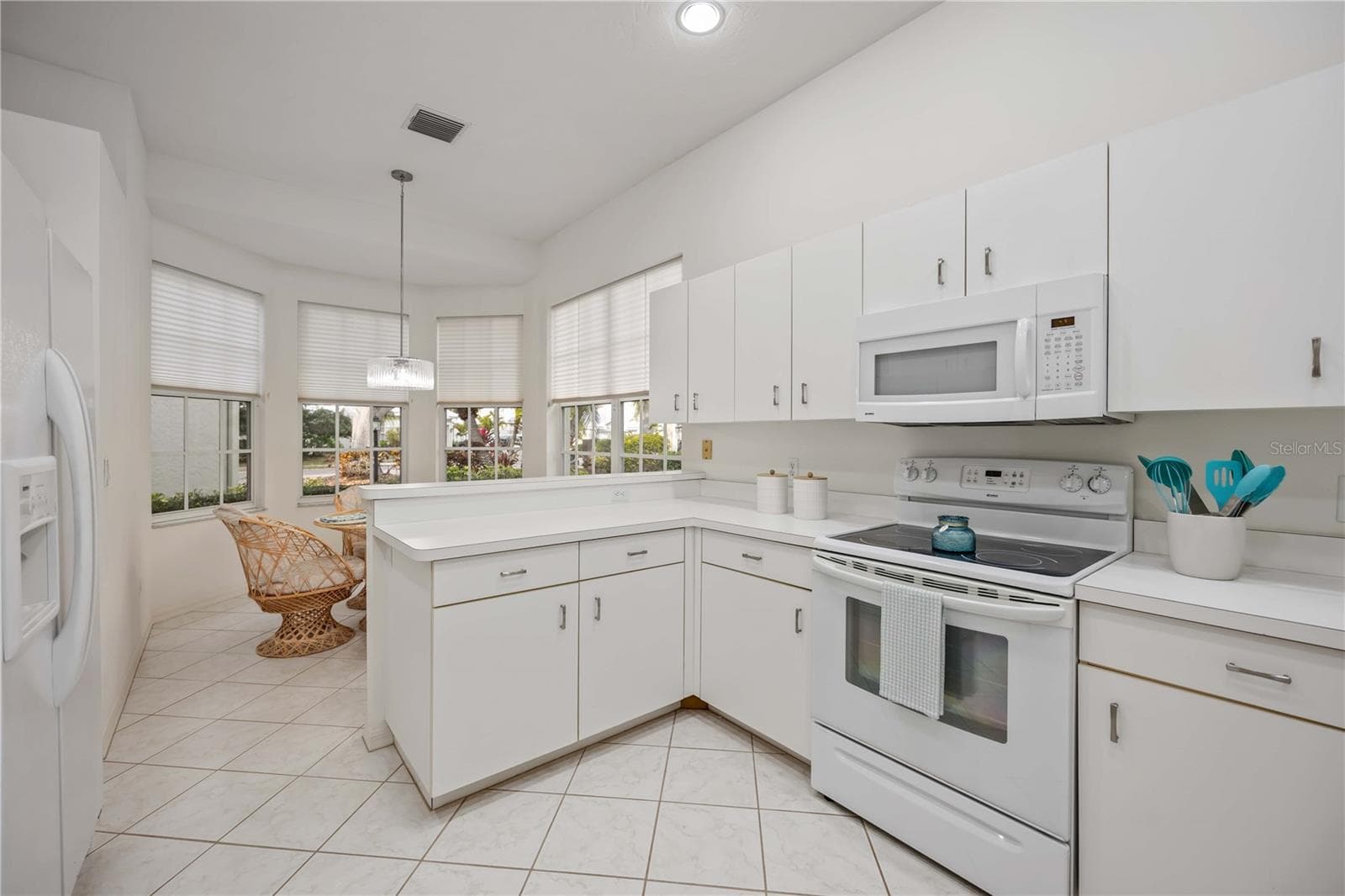 Ample cabinets and newer appliances make this a move in ready home or great rental - 547 FALLBROOK DR, VENICE