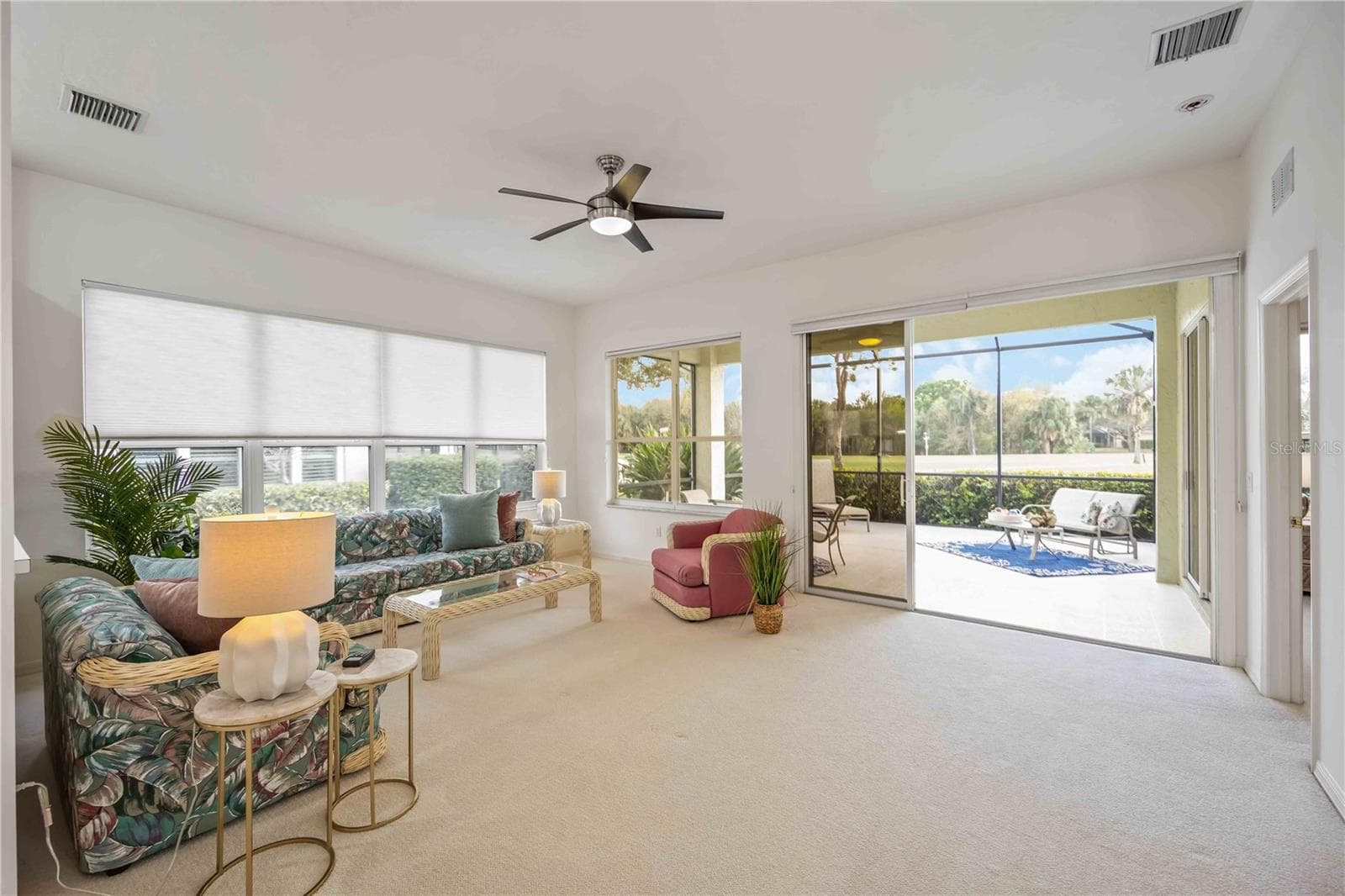 The living space is wide open for entertaining - 547 FALLBROOK DR, VENICE