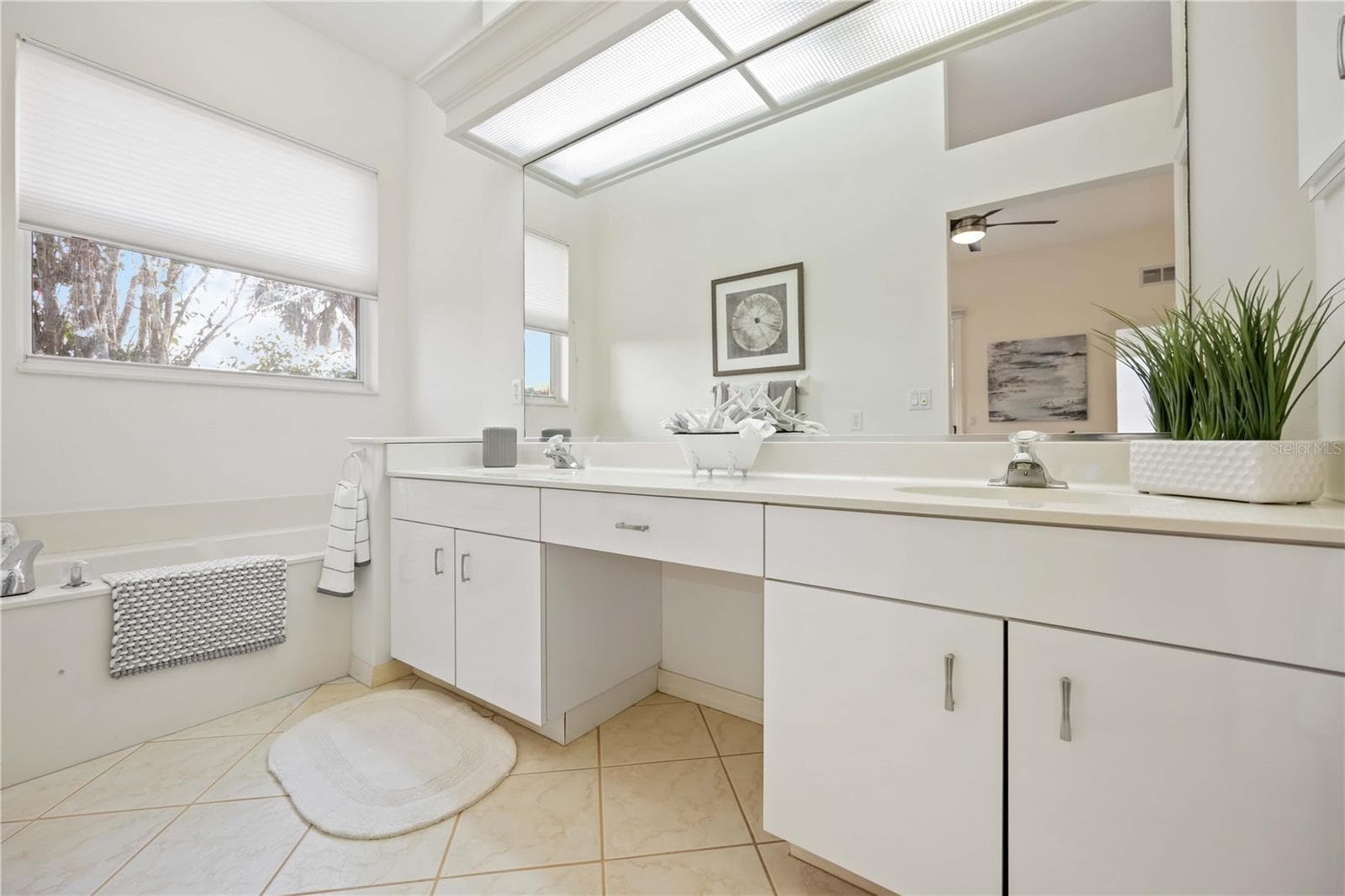 Ensuite bath with dual sinks - 547 FALLBROOK DR, VENICE