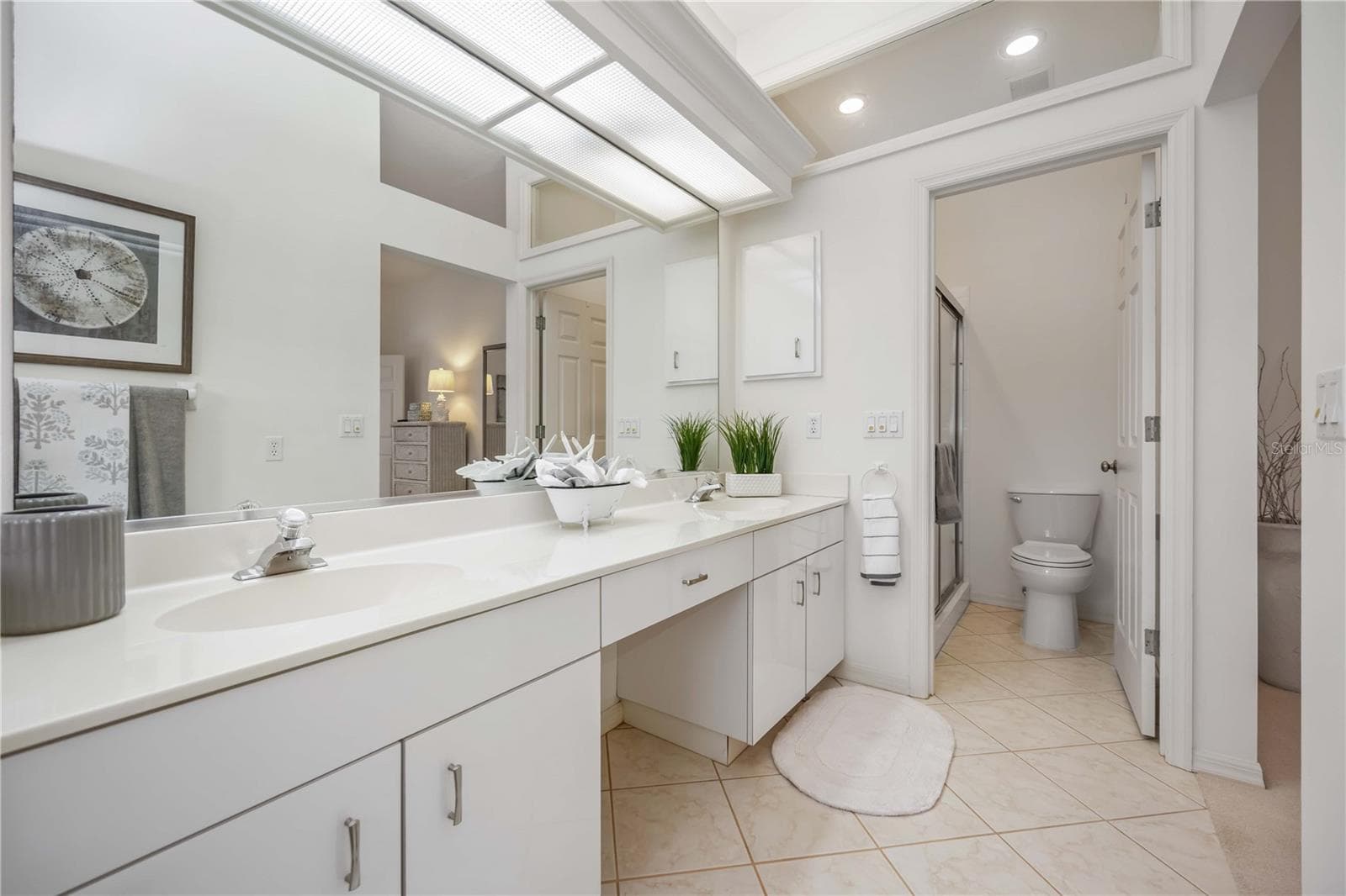 Ensuite bath with dual sinks, tub, and shower - 547 FALLBROOK DR, VENICE