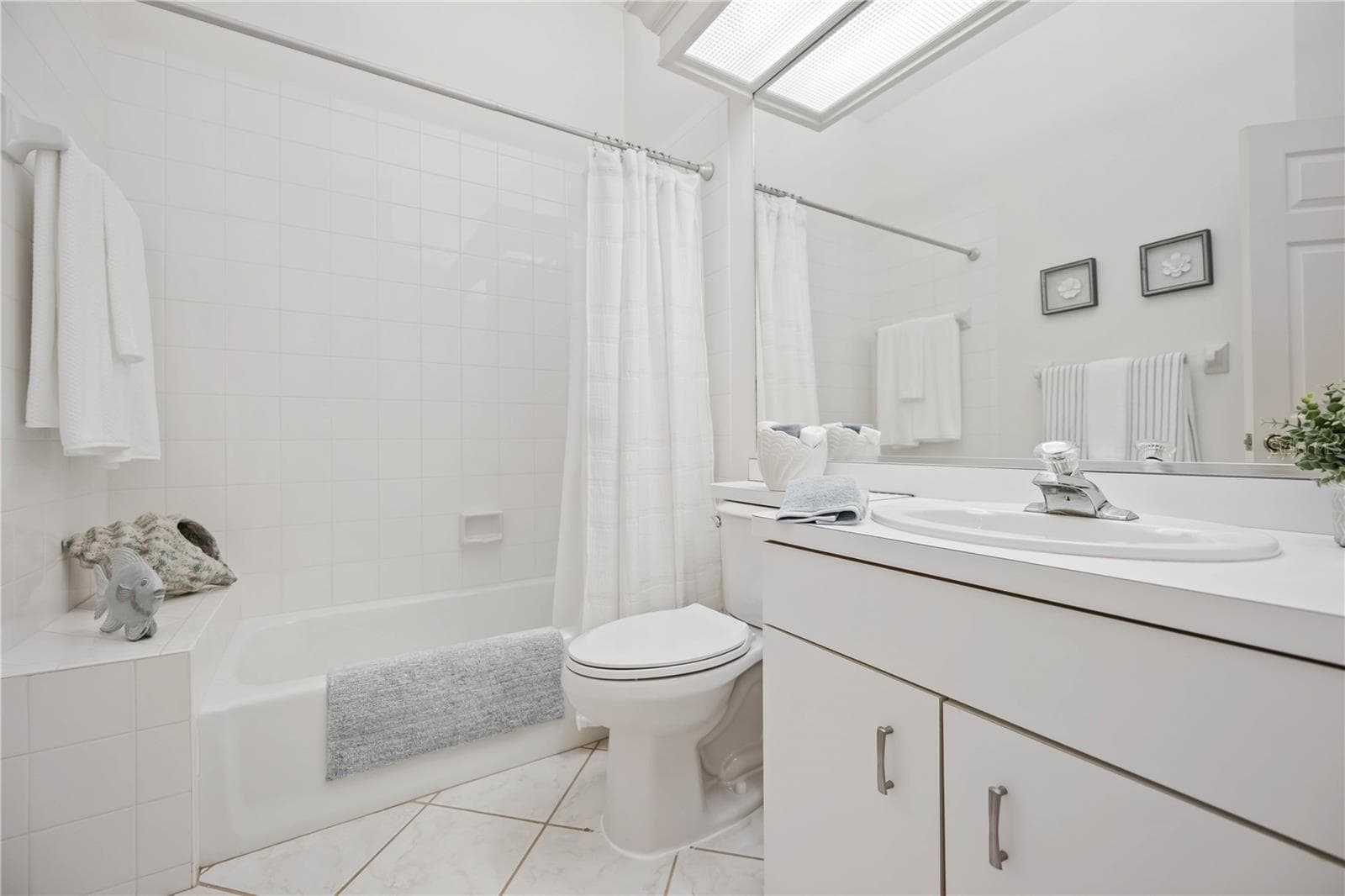 Guest bath/ensuite bath - 547 FALLBROOK DR, VENICE