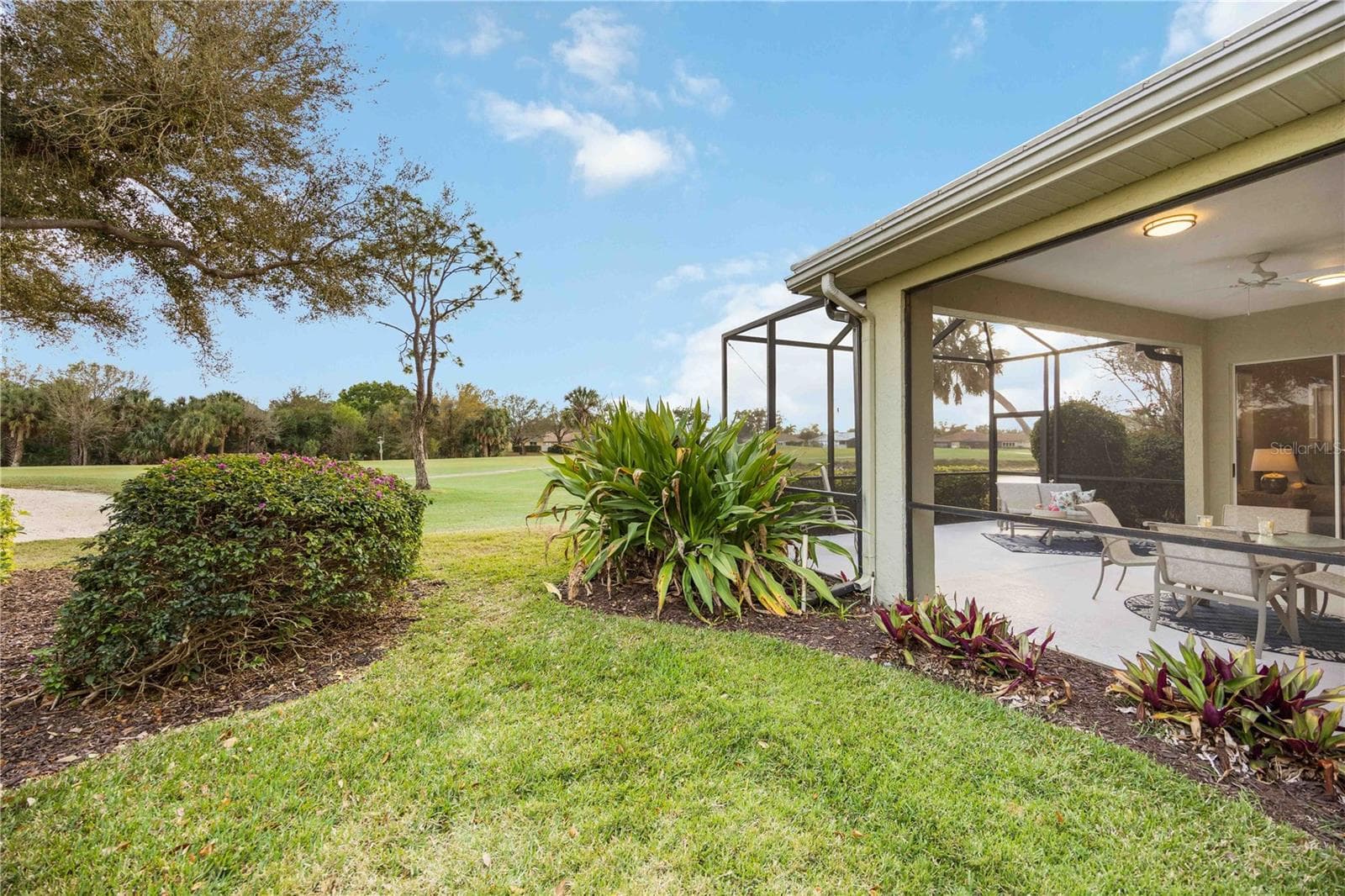 The side yard of the home overlooking the fairway - 547 FALLBROOK DR, VENICE