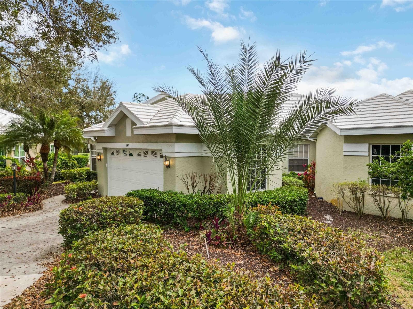 Very private front yard - 547 FALLBROOK DR, VENICE
